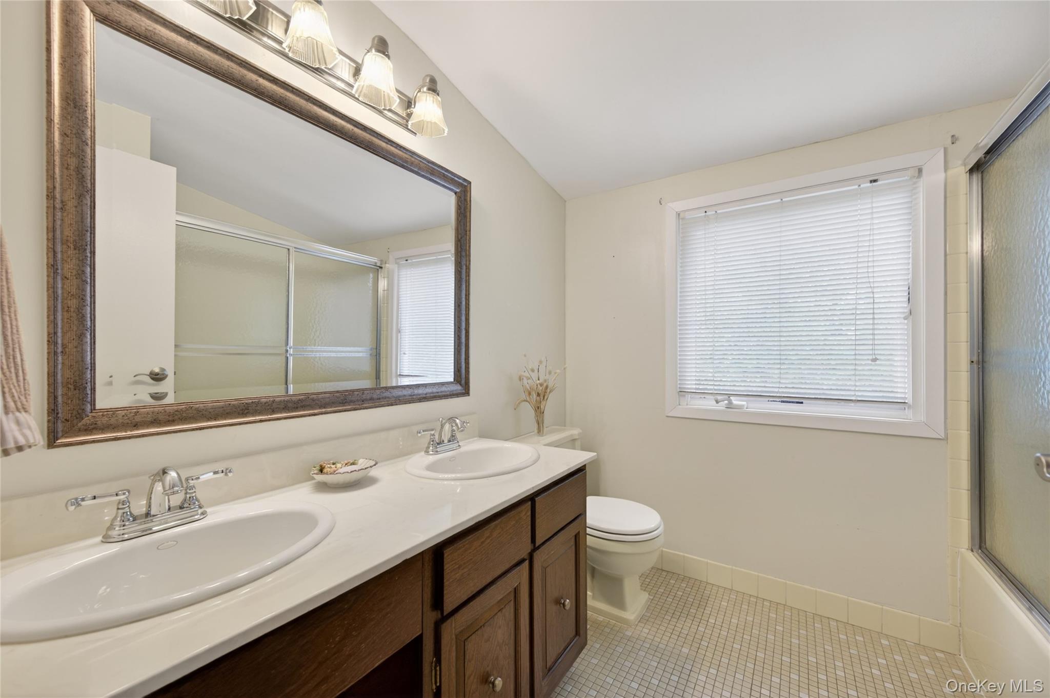  24 Thorngrove Lane, Dix Hills, NY, 11746 - 物件實景