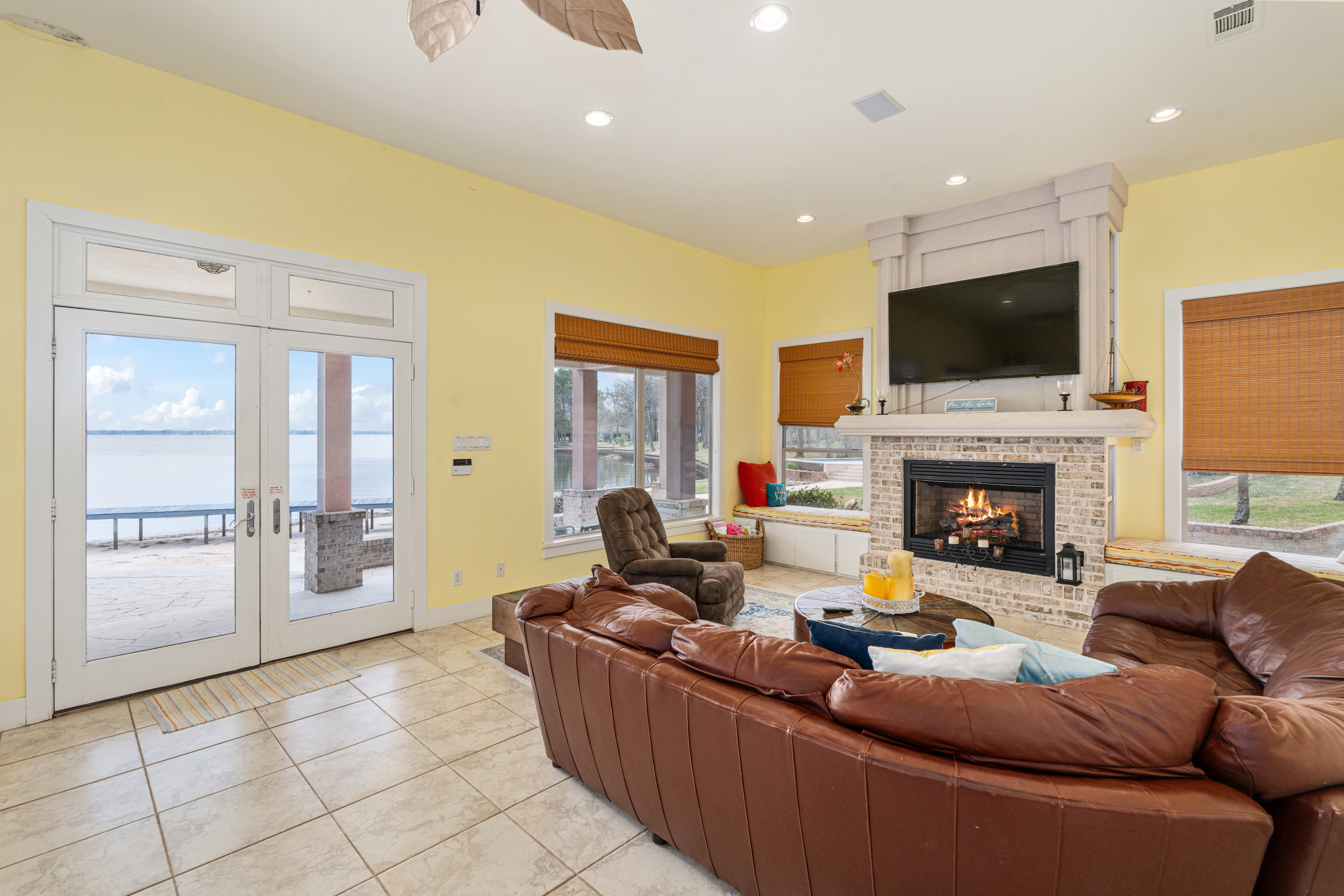  Waterfront Compound on 3.746 Acres at Cedar Creek Lake - 物件實景