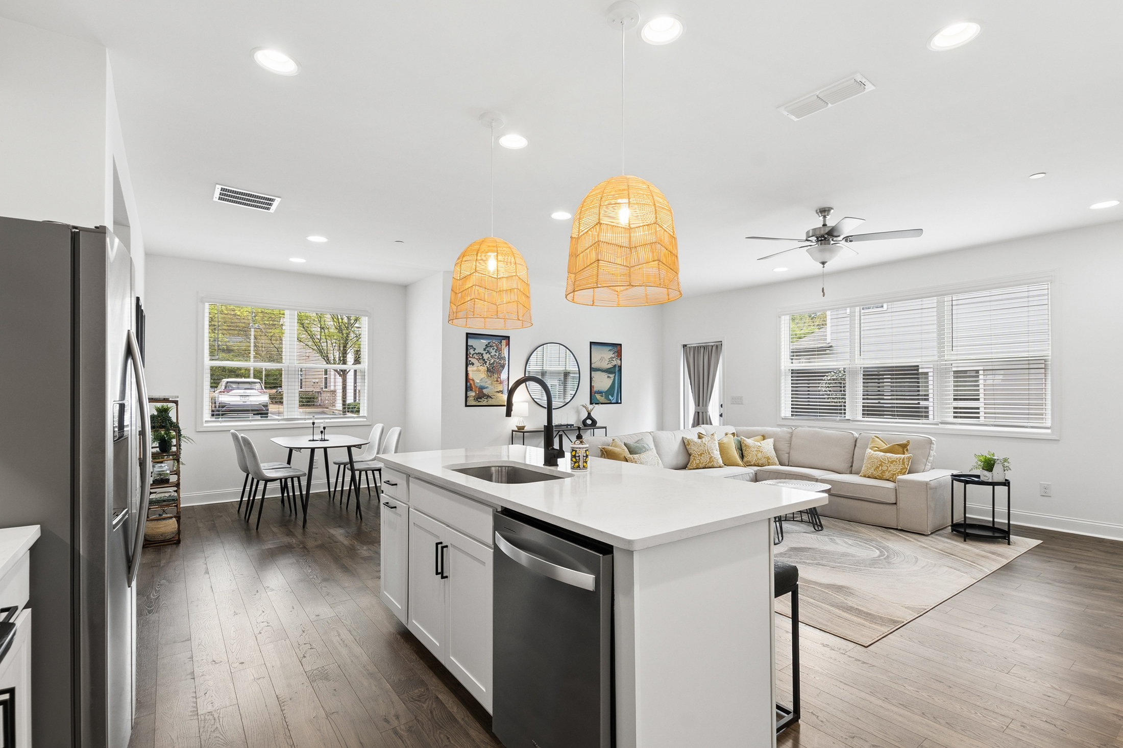  End-Unit, Craftsman Townhome with Custom Upgrades - 物件實景