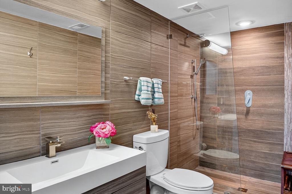 Washington, District of Columbia, 20010, United States, 2 Bedrooms Bedrooms, ,2 BathroomsBathrooms,Residential,For Sale,1975364