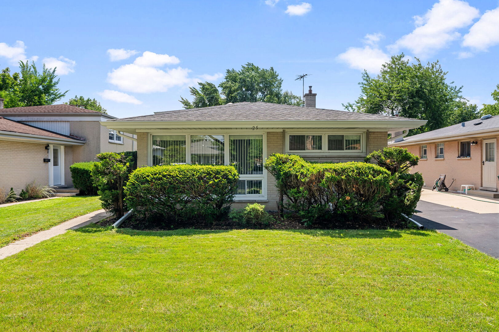 Glenview, Illinois, 60025, United States, 4 Bedrooms Bedrooms, ,3 BathroomsBathrooms,Residential,For Sale,1934626
