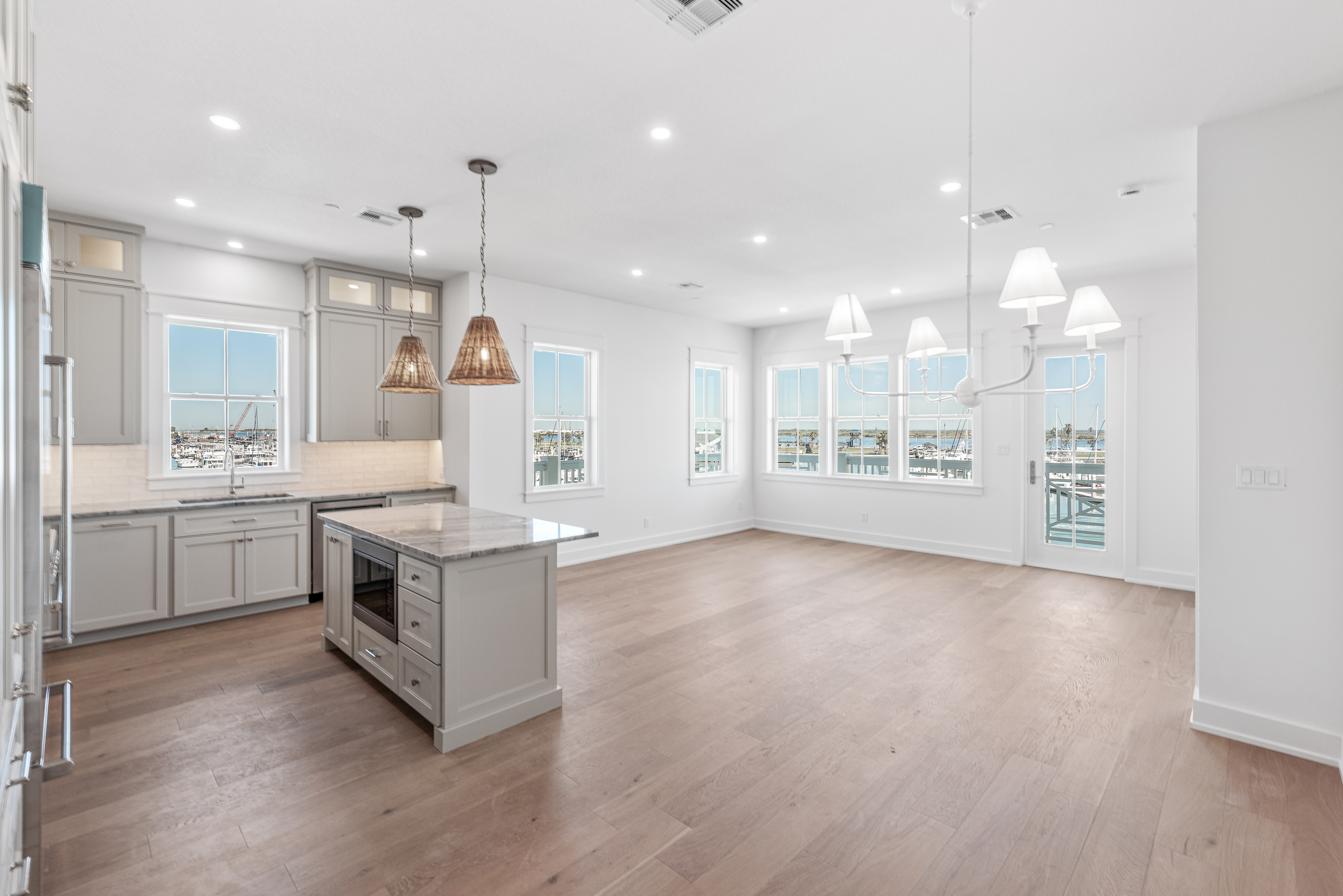  Coastal Luxury with Unmatched Water Views - 物件實景