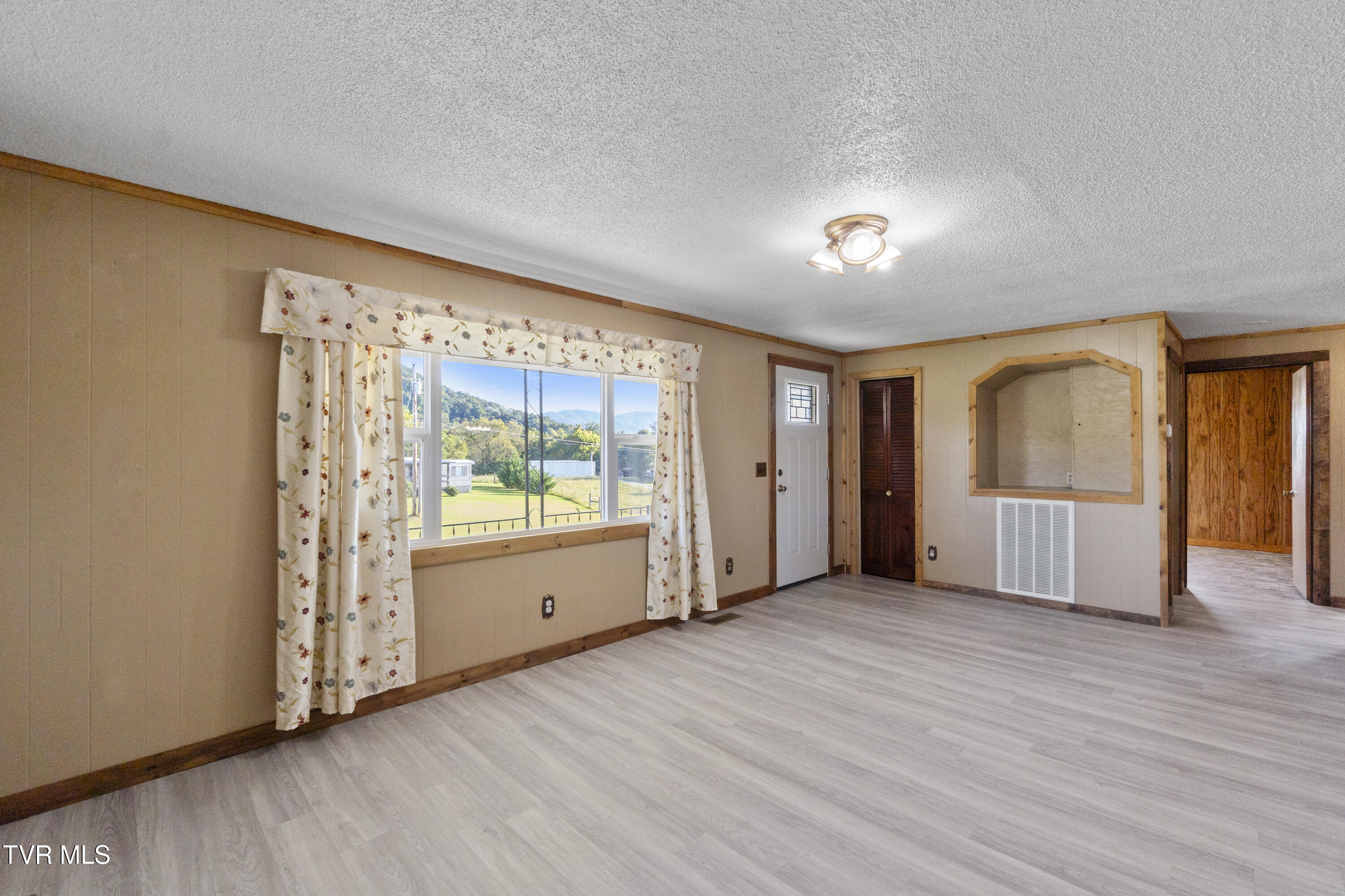 Greeneville, Tennessee, 37743, United States, 3 Bedrooms Bedrooms, ,2 BathroomsBathrooms,Residential,For Sale,1982221