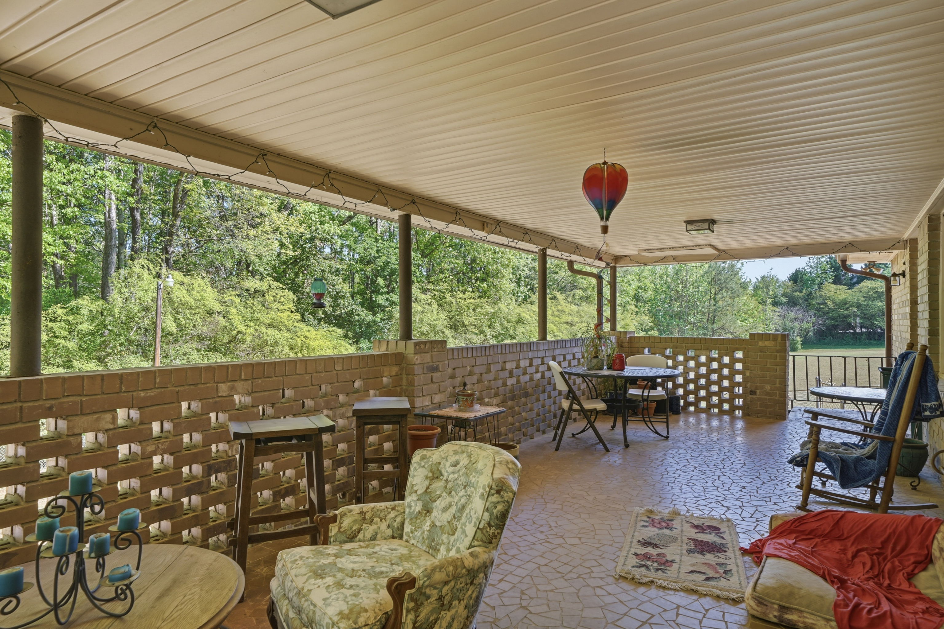  Brick Ranch Perfectly Positioned on 27 Acres with Pond - 物件實景