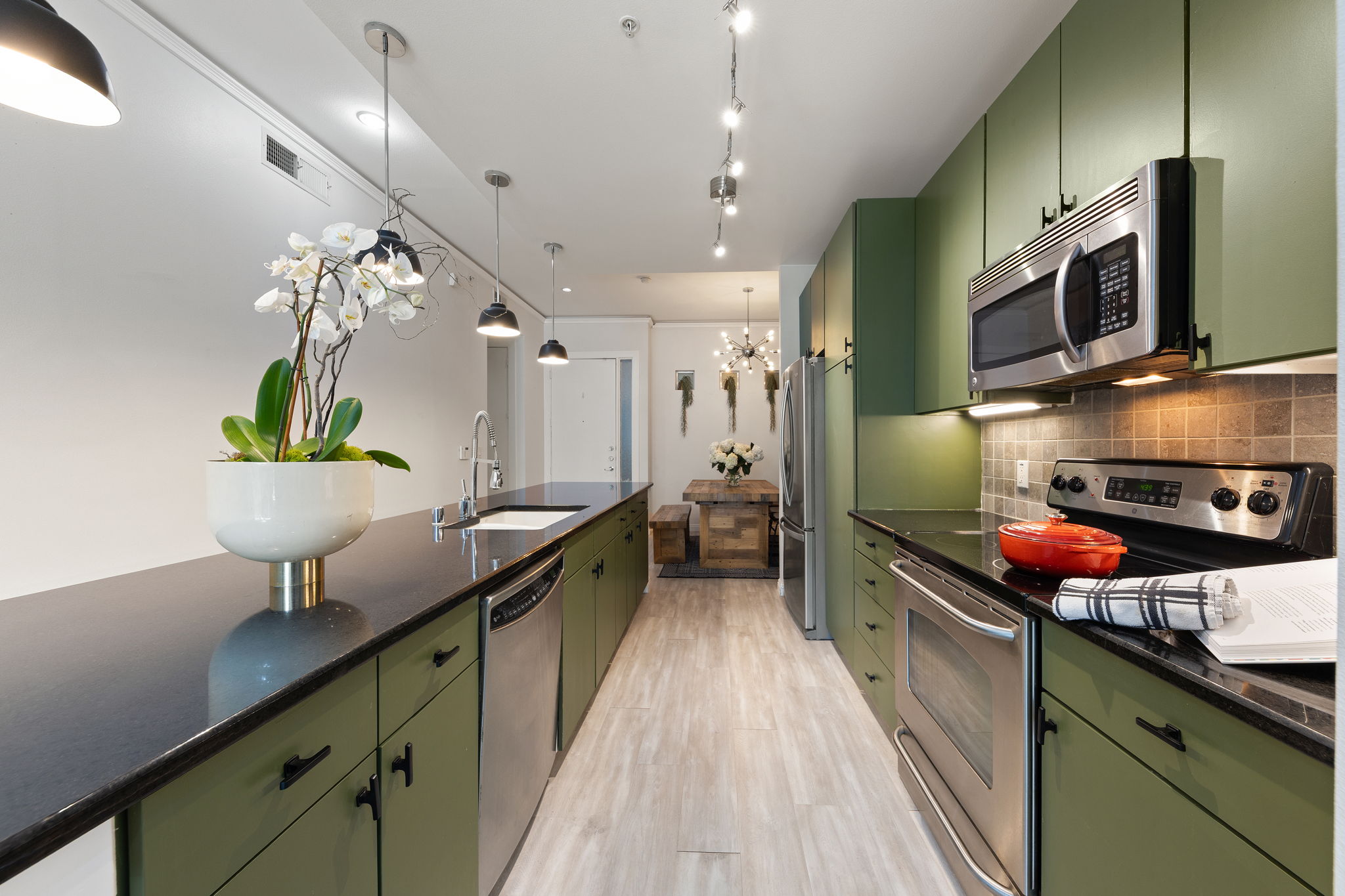  Stunning Updated 1BR/1.5BA Condo — Move-In Ready in the Heart of Uptown - 物件實景