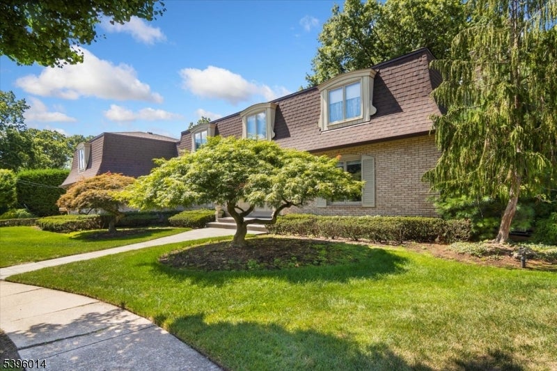 Clifton City, New Jersey, 07013, United States, 5 Bedrooms Bedrooms, ,4 BathroomsBathrooms,Residential,For Sale,1988596