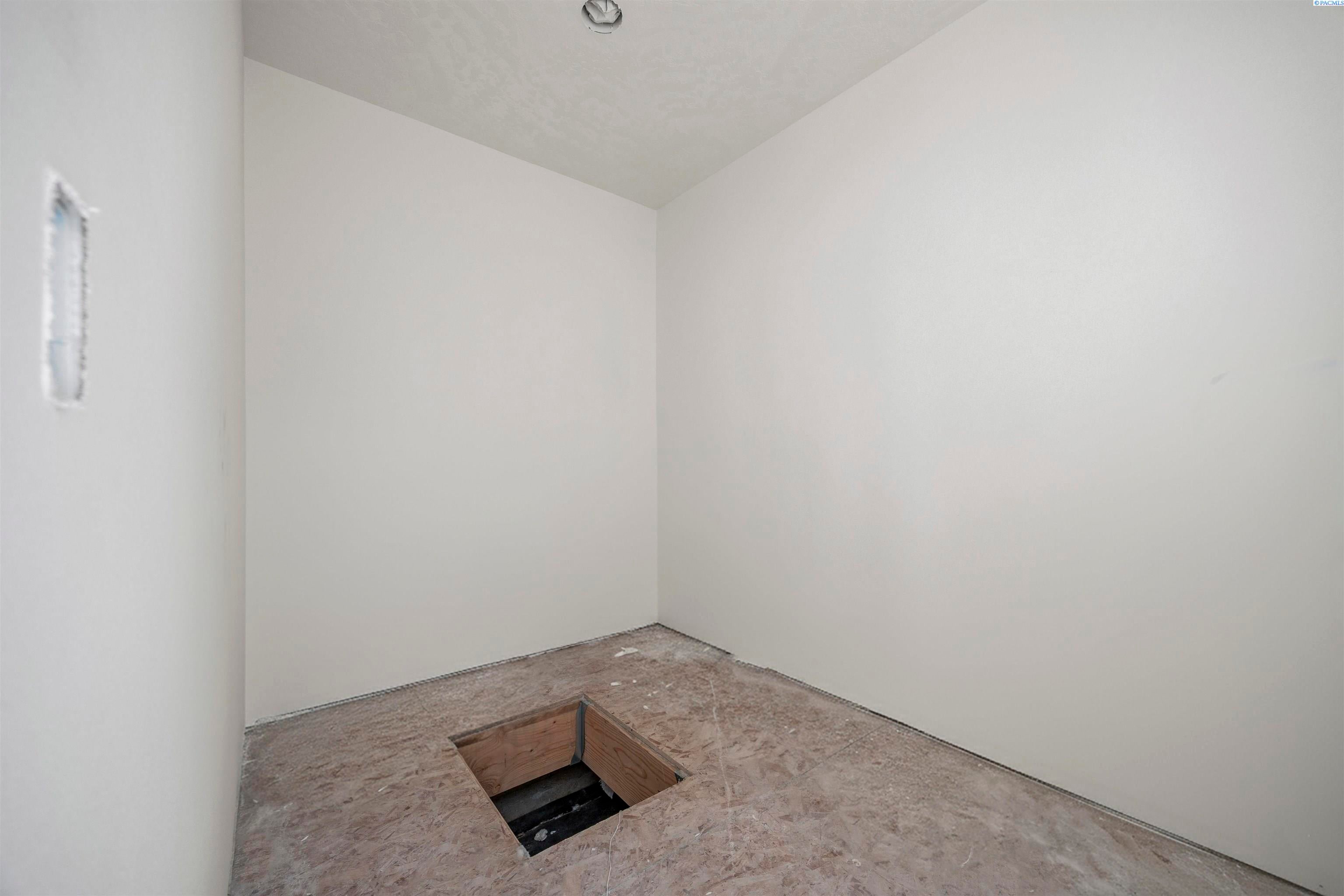 Kennewick, Washington, 99337, United States, 4 Bedrooms Bedrooms, ,1 BathroomBathrooms,Residential,For Sale,1980890