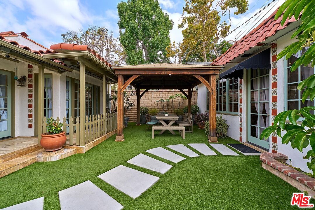 Los Angeles, California, 90004, United States, 4 Bedrooms Bedrooms, ,3 BathroomsBathrooms,Residential,For Sale,1876401