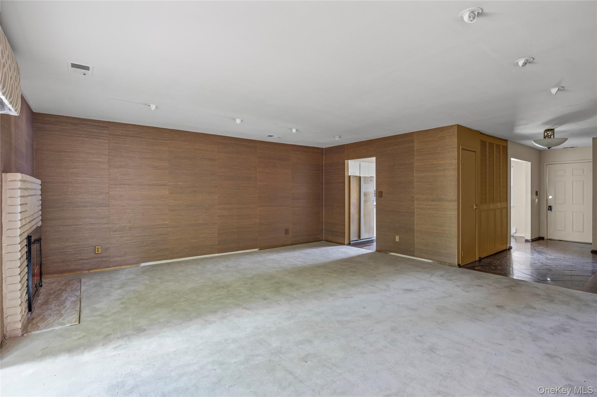 Huntington Station, New York, 11746, United States, 2 Bedrooms Bedrooms, ,2 BathroomsBathrooms,Residential,For Sale,1981328