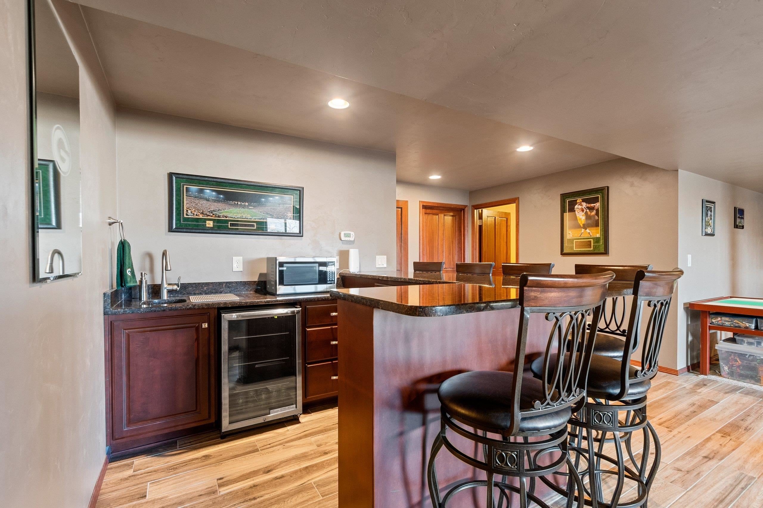 DE PERE, Wisconsin, 54115, United States, 5 Bedrooms Bedrooms, ,4 BathroomsBathrooms,Residential,For Sale,2048678
