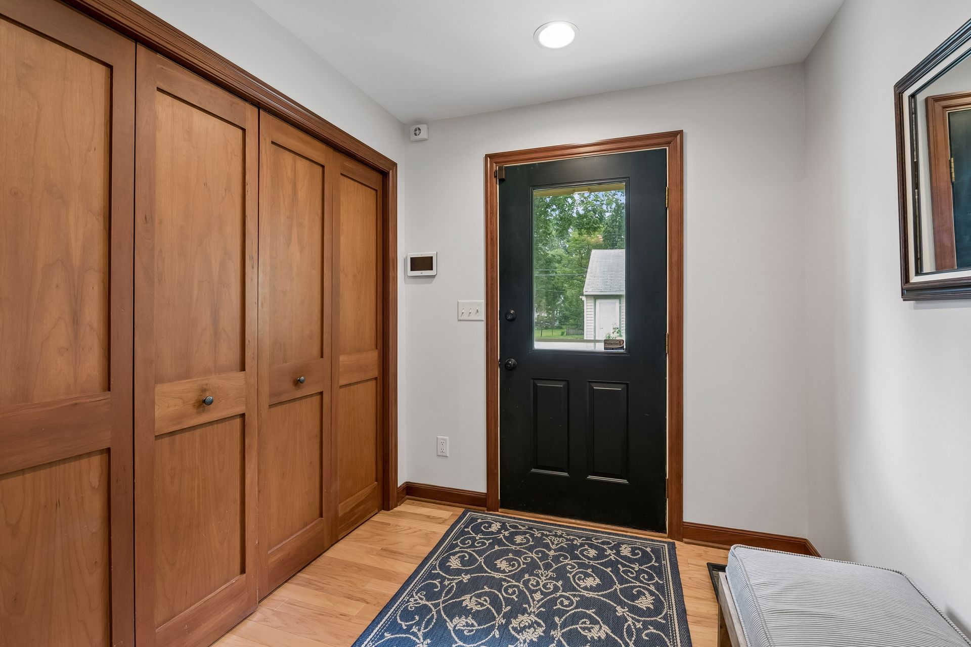  Thoughtfully Updated Tudor on a Rare Oversized Lot - 物件實景