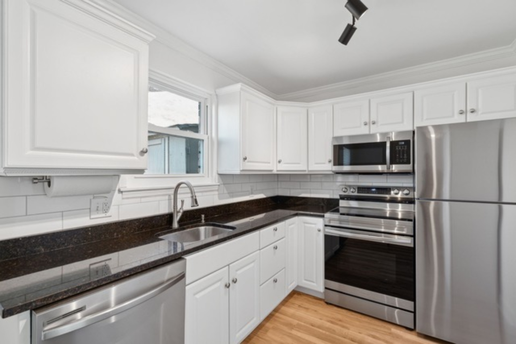  415 Parkdale Drive 8E - 物件實景