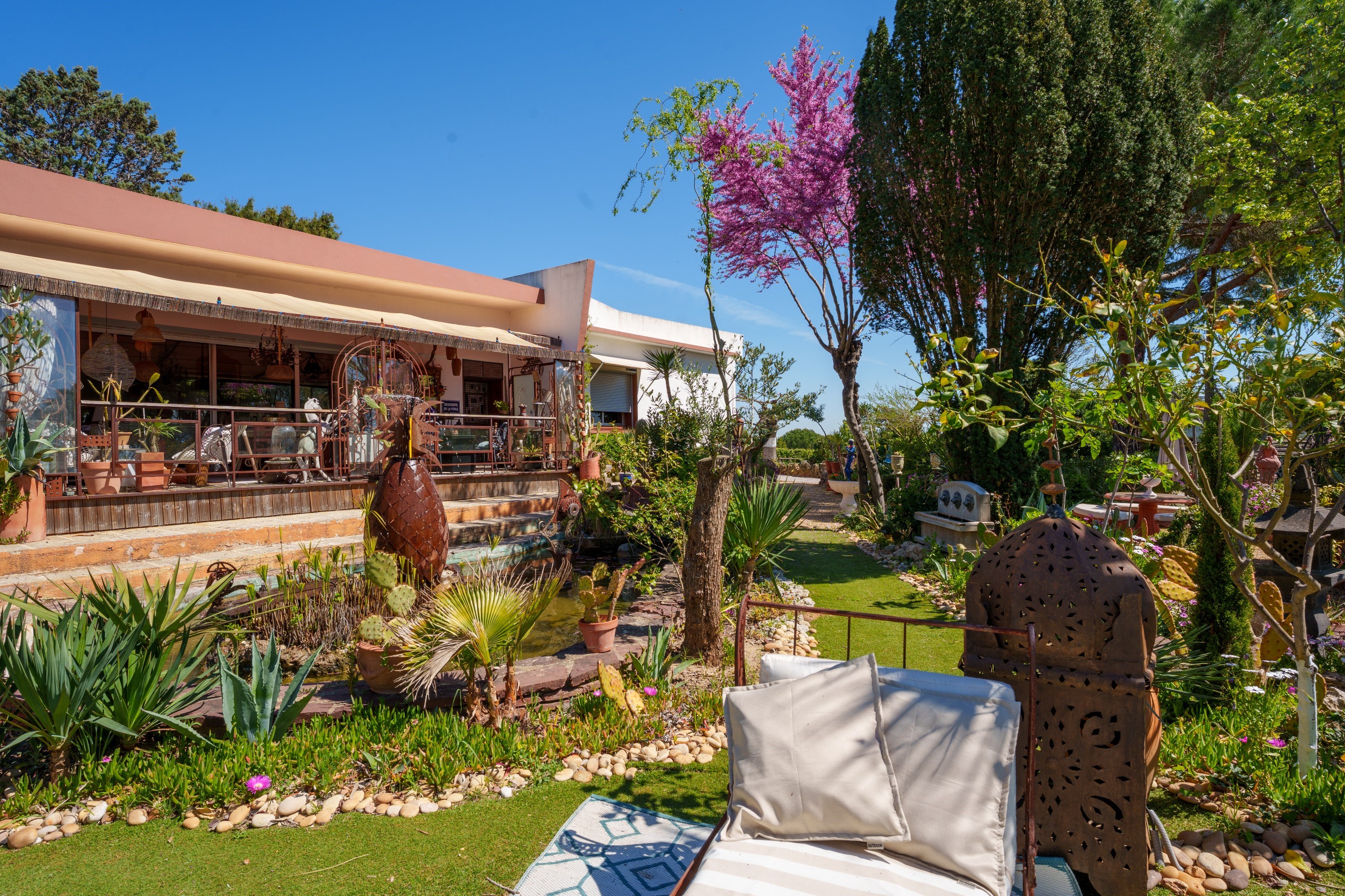  In an idyllic green setting, a unique and welcoming property... - 物件實景