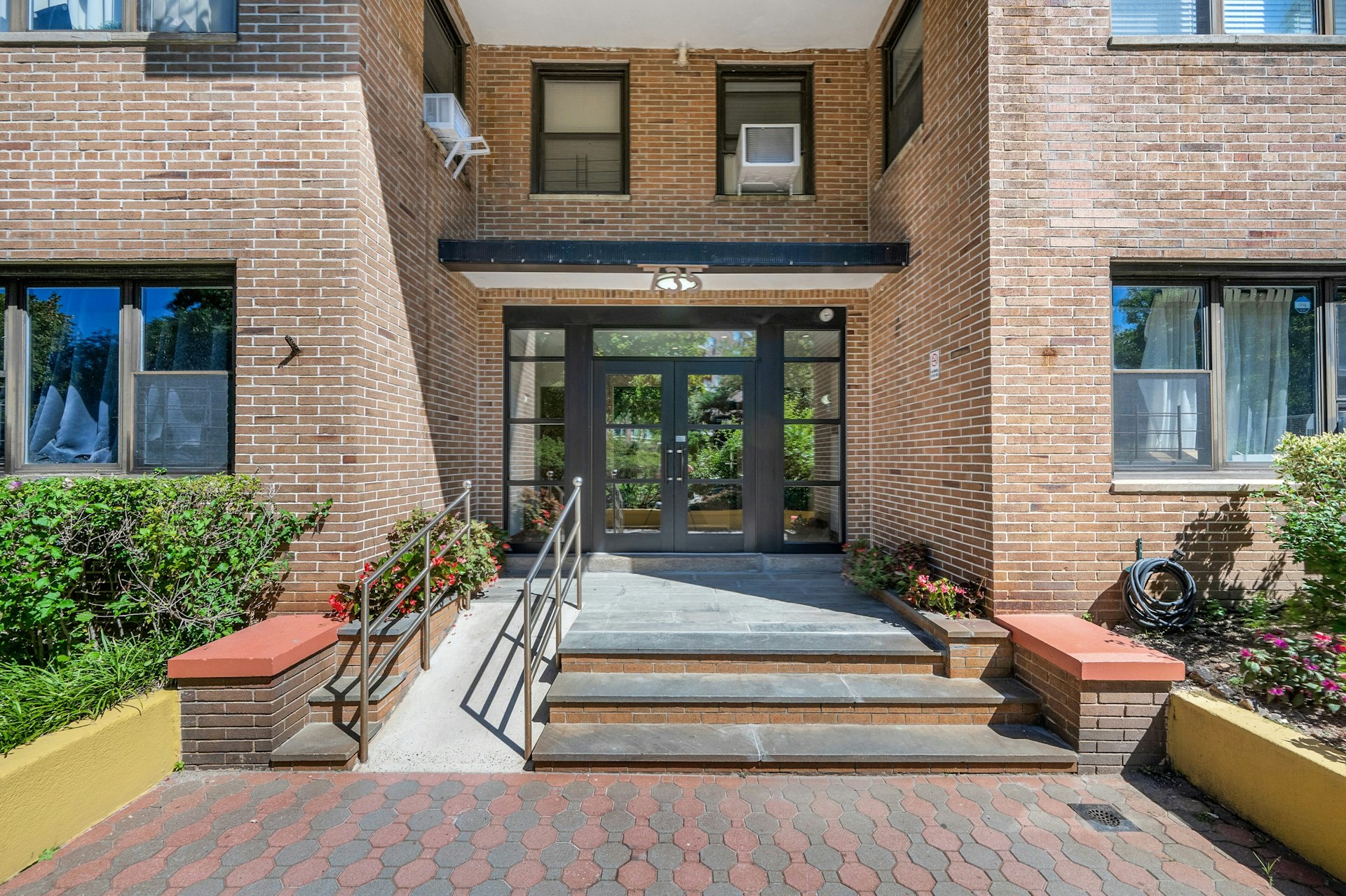  735 Kappock Street - 物件實景