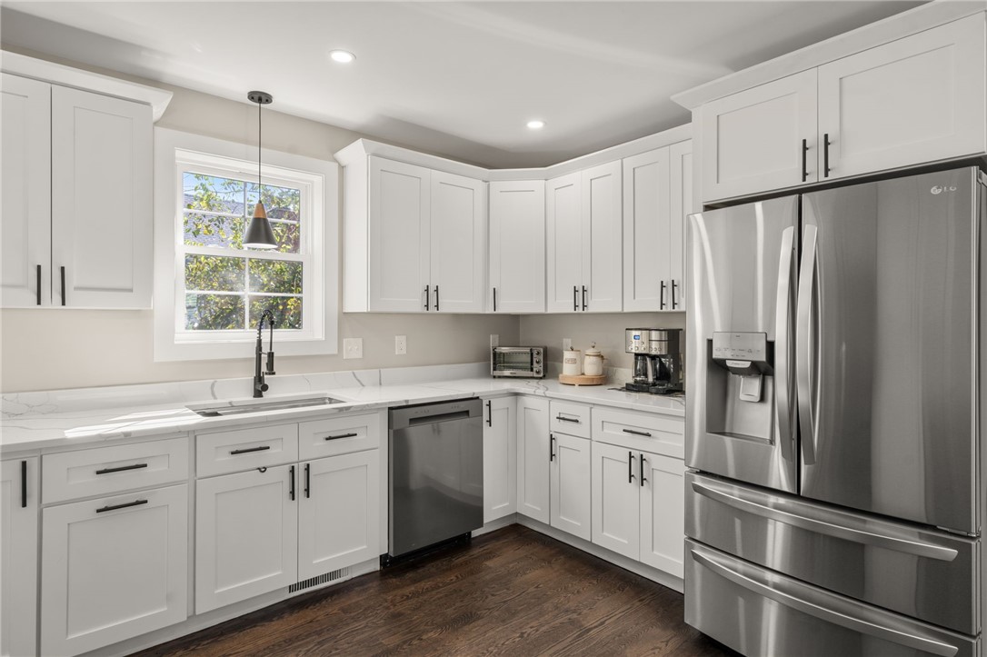 East Providence, Rhode Island, 02914, United States, 4 Bedrooms Bedrooms, ,3 BathroomsBathrooms,Residential,For Sale,1941827