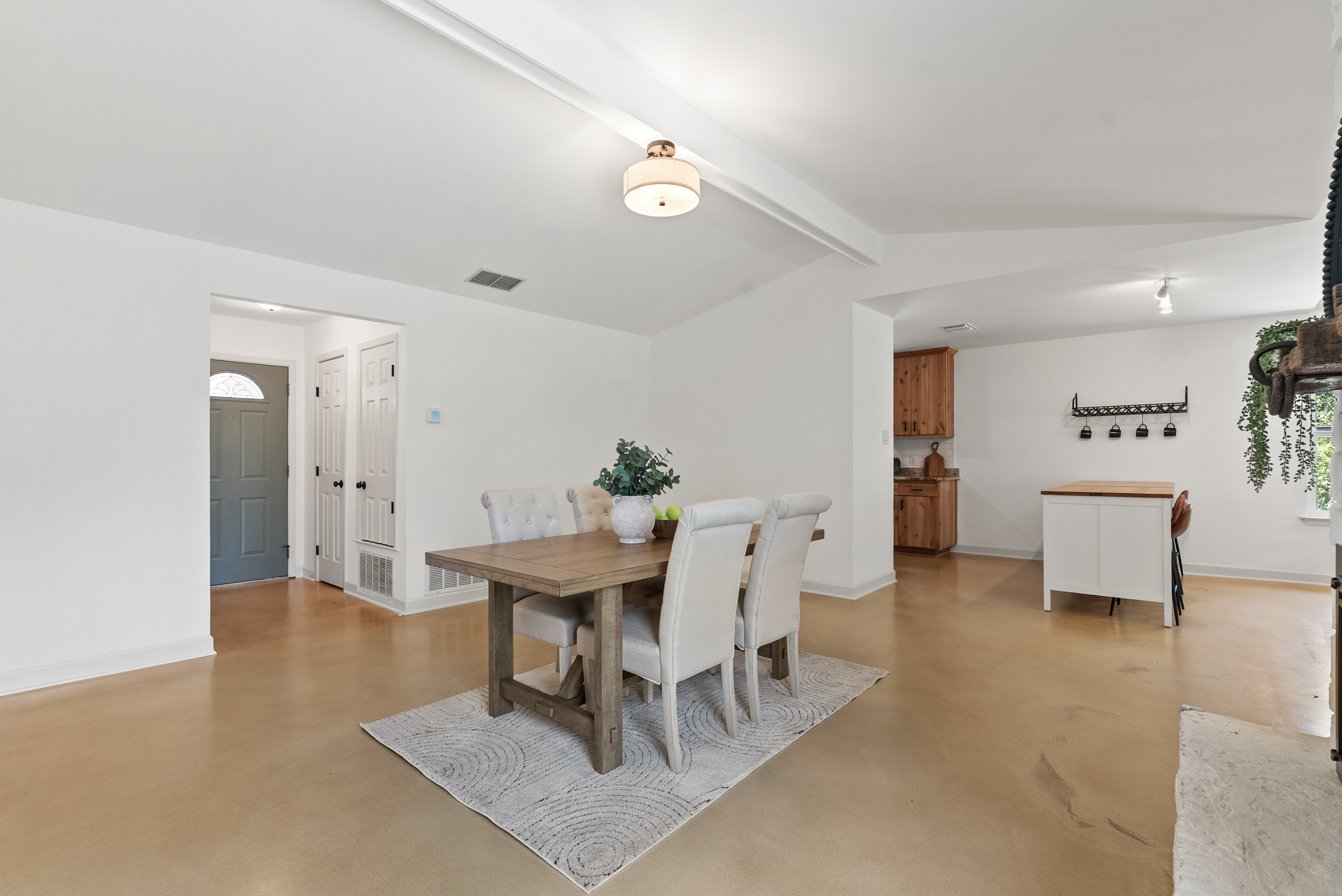  Thoughtfully Updated. Wonderfully Private. Move-In Ready - 物件實景