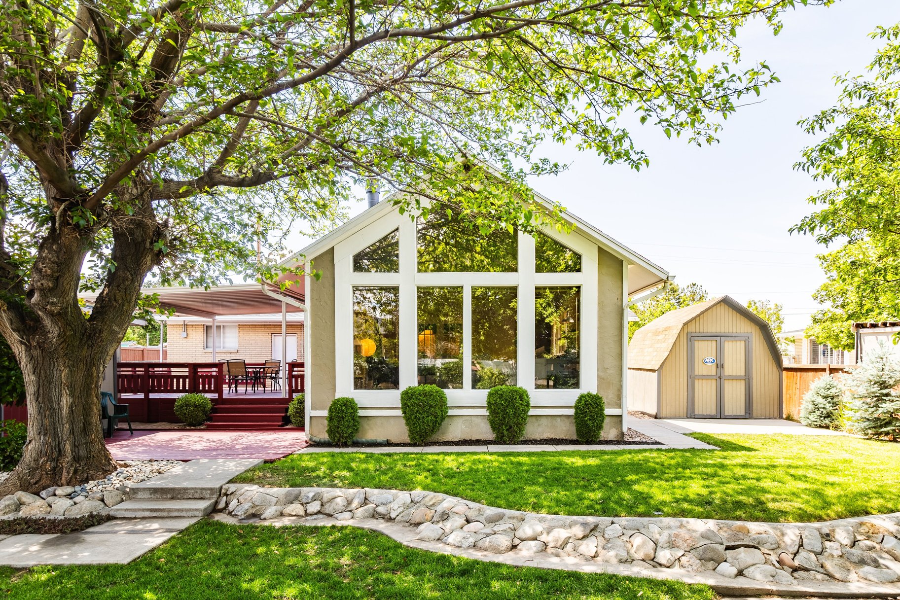  Ranch Style Home with a Large Sunroom - 物件實景