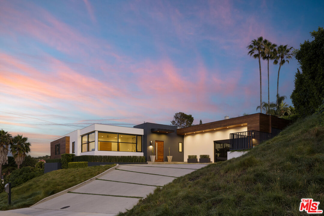Los Angeles, California, 90049, United States, 4 Bedrooms Bedrooms, ,5 BathroomsBathrooms,Residential,For Sale,1862276