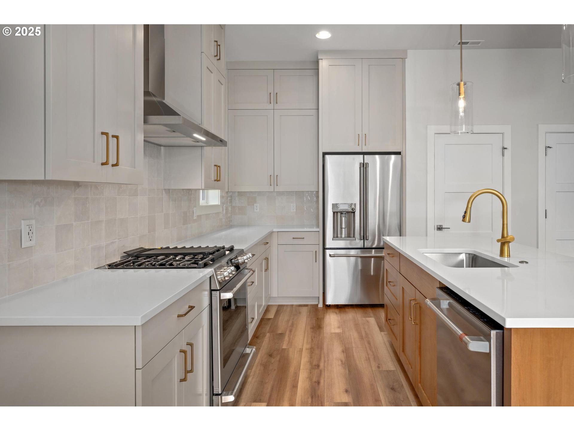 Portland, Oregon, 97219, United States, 3 Bedrooms Bedrooms, ,3 BathroomsBathrooms,Residential,For Sale,1998878