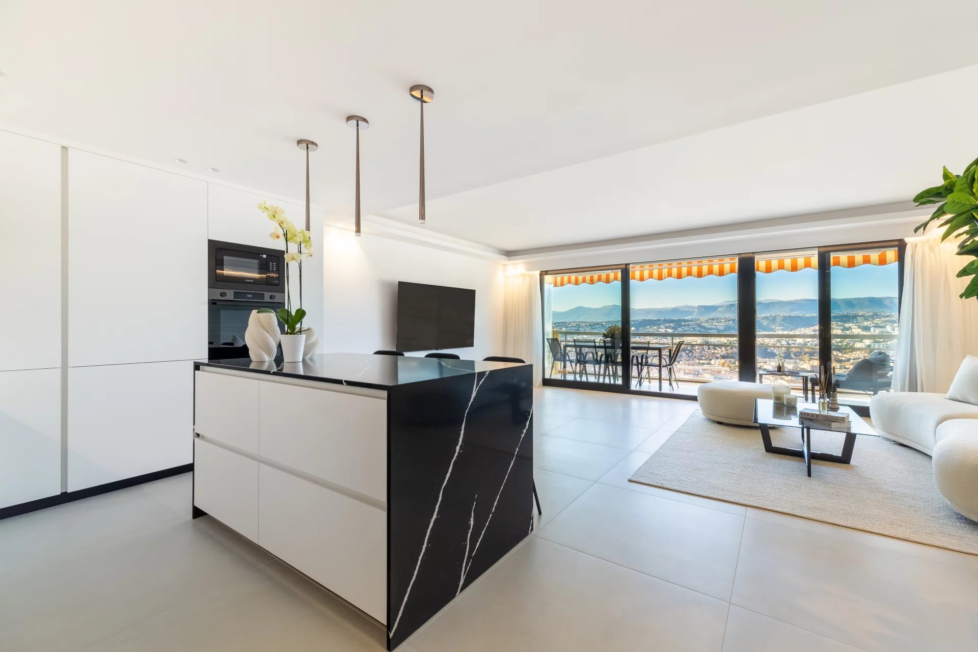 Nice, Provence-Alpes-Côte d’Azur, 06000, FR, 2 Bedrooms Bedrooms, ,Residential,For Sale,1998123