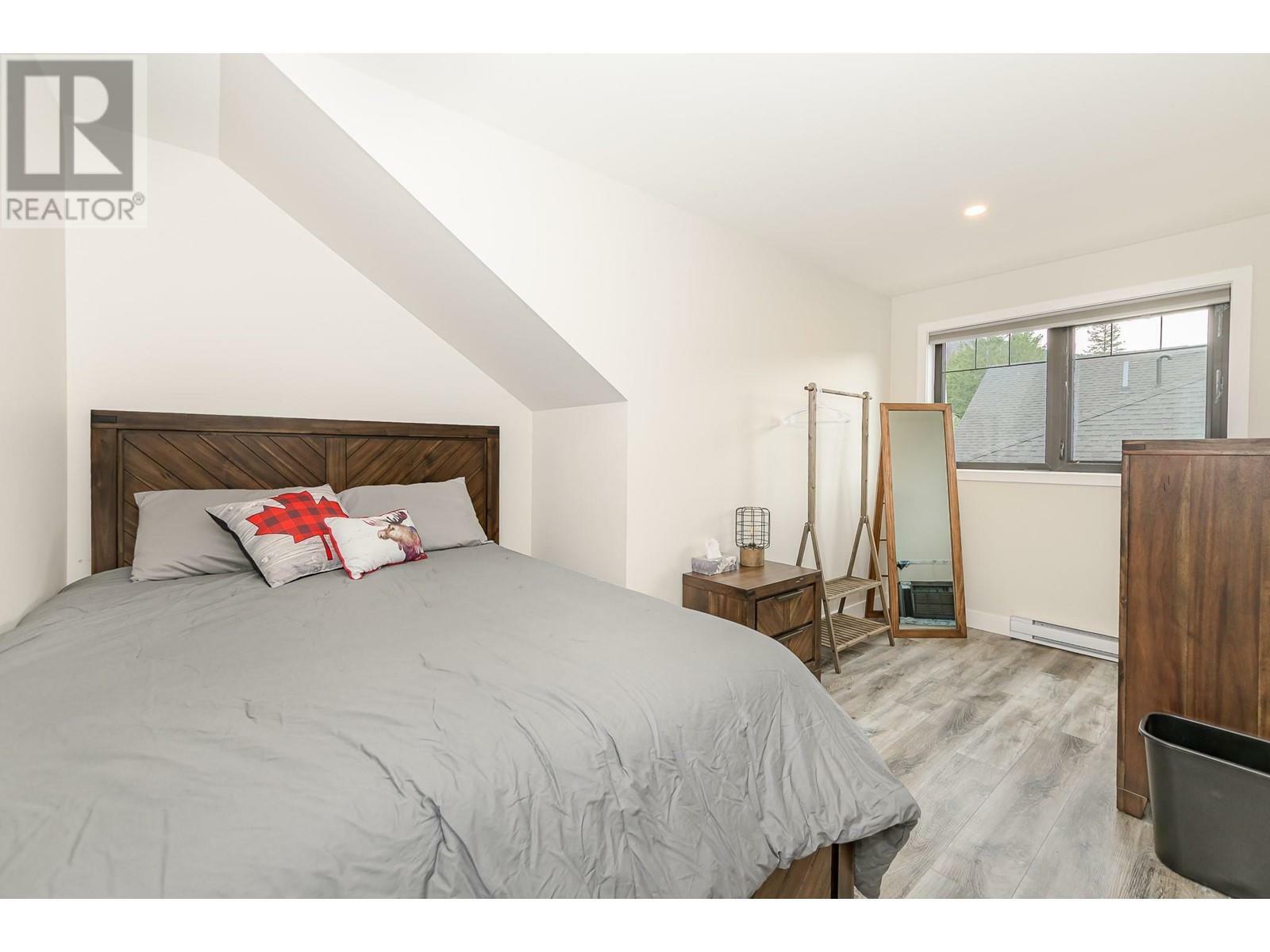 SICAMOUS, British Columbia, V0E 2V1, CA, 3 Bedrooms Bedrooms, ,3 BathroomsBathrooms,Residential,For Sale,1837122