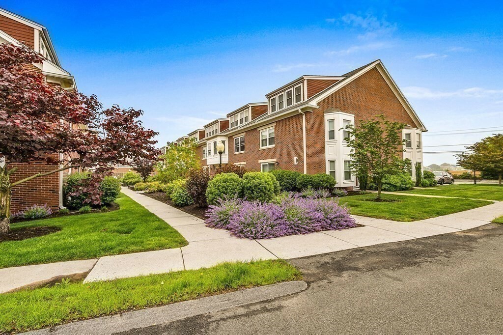 Quincy, Massachusetts, 02171, United States, 2 Bedrooms Bedrooms, ,3 BathroomsBathrooms,Residential,For Sale,1866744