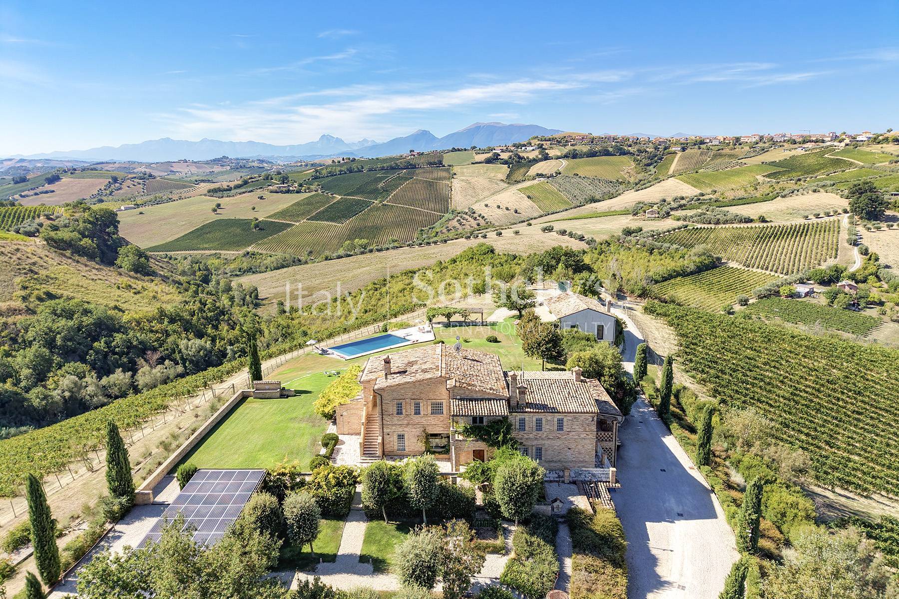  Country estate with vineyards and pool in Le Marche - 物件實景