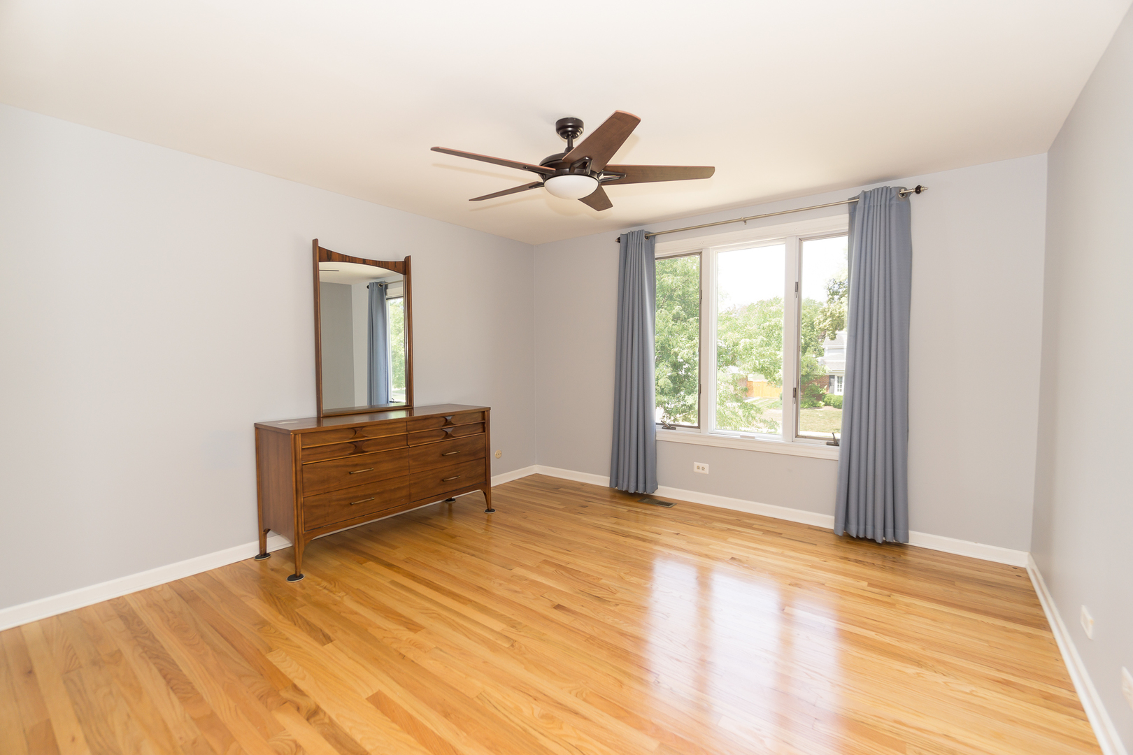 Arlington Heights, Illinois, 60005, United States, 5 Bedrooms Bedrooms, ,3 BathroomsBathrooms,Residential,For Sale,1921058