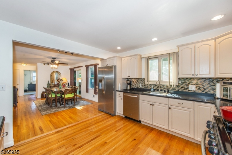 Wayne Twp., New Jersey, 07470, United States, 5 Bedrooms Bedrooms, ,3 BathroomsBathrooms,Residential,For Sale,1928449