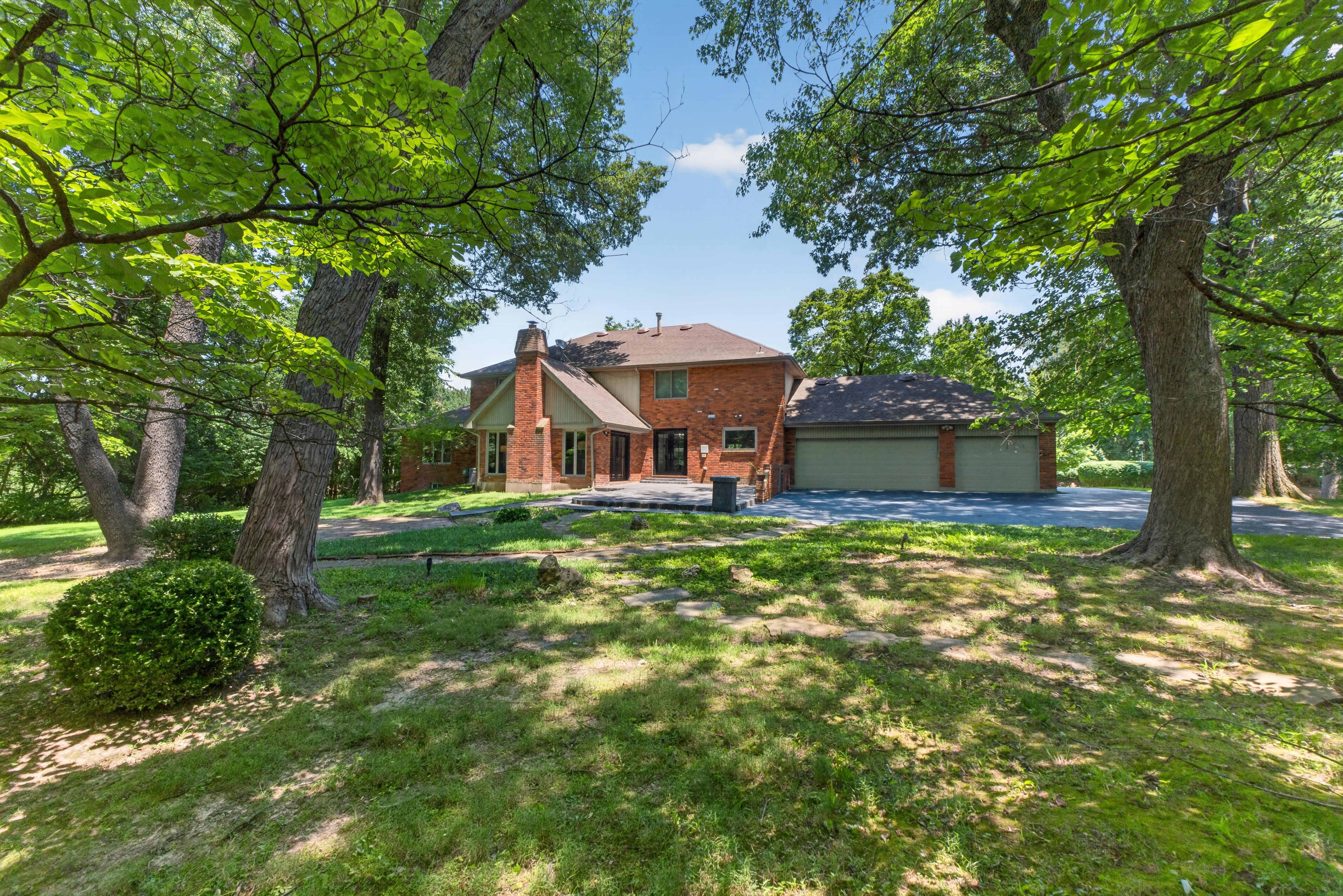  Elegant Brick Retreat on 1.5+ Acres with Modern Luxuries and Tranquil Living - 物件實景
