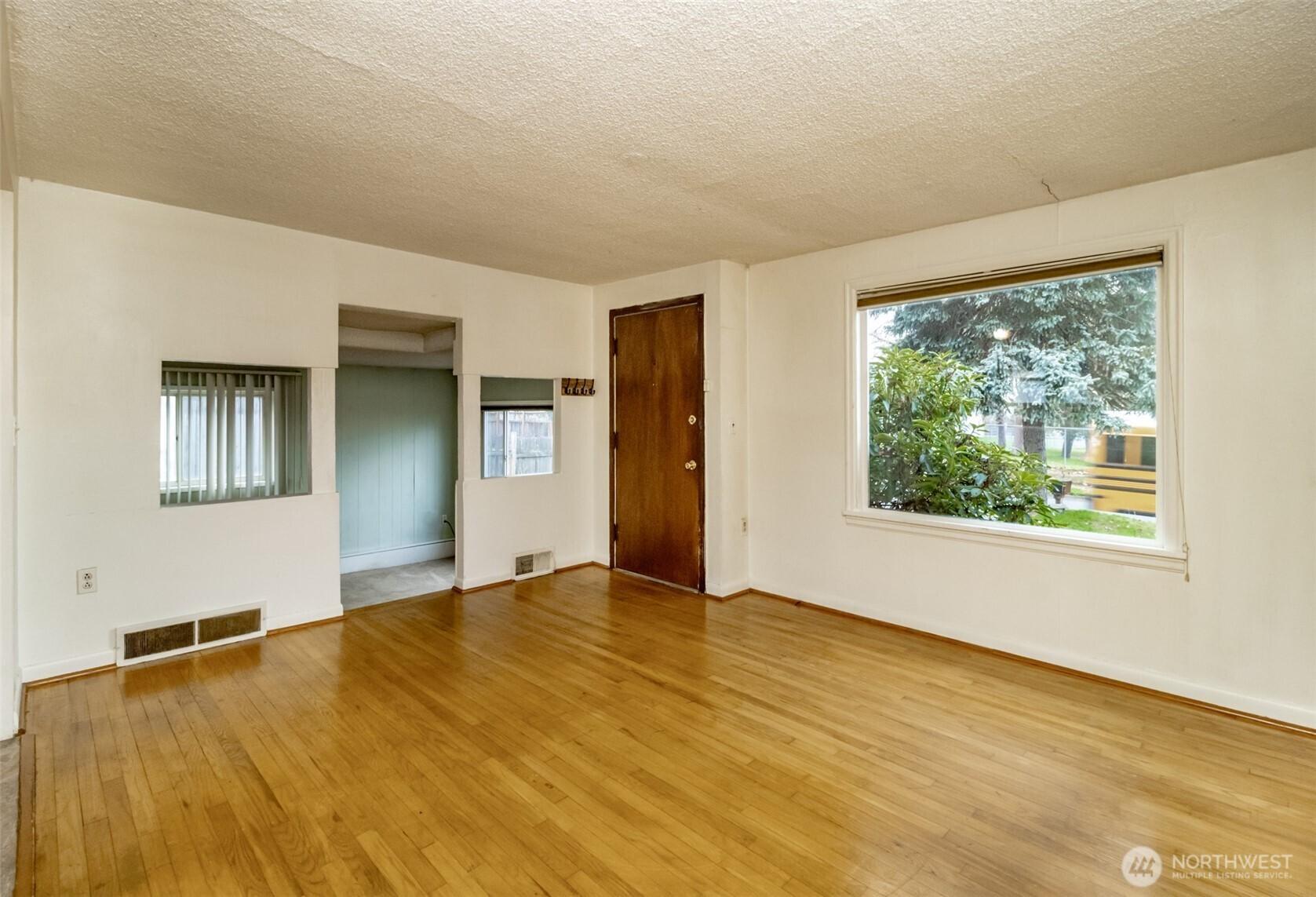 TUKWILA, Washington, 98168, United States, 2 Bedrooms Bedrooms, ,1 BathroomBathrooms,Residential,For Sale,2003003