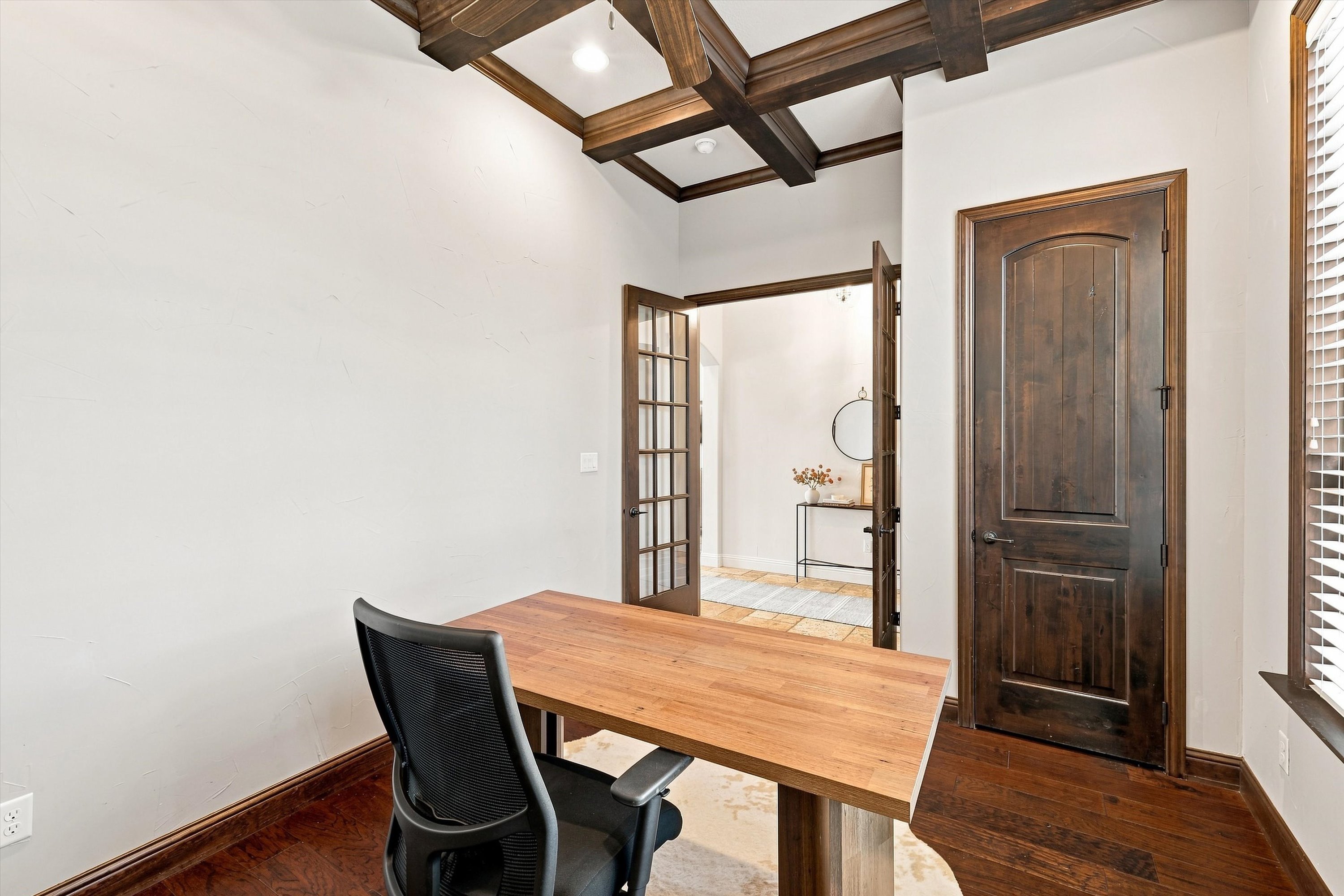  Timeless Style, Thoughtful Updates & One Acre to Enjoy - 物件實景