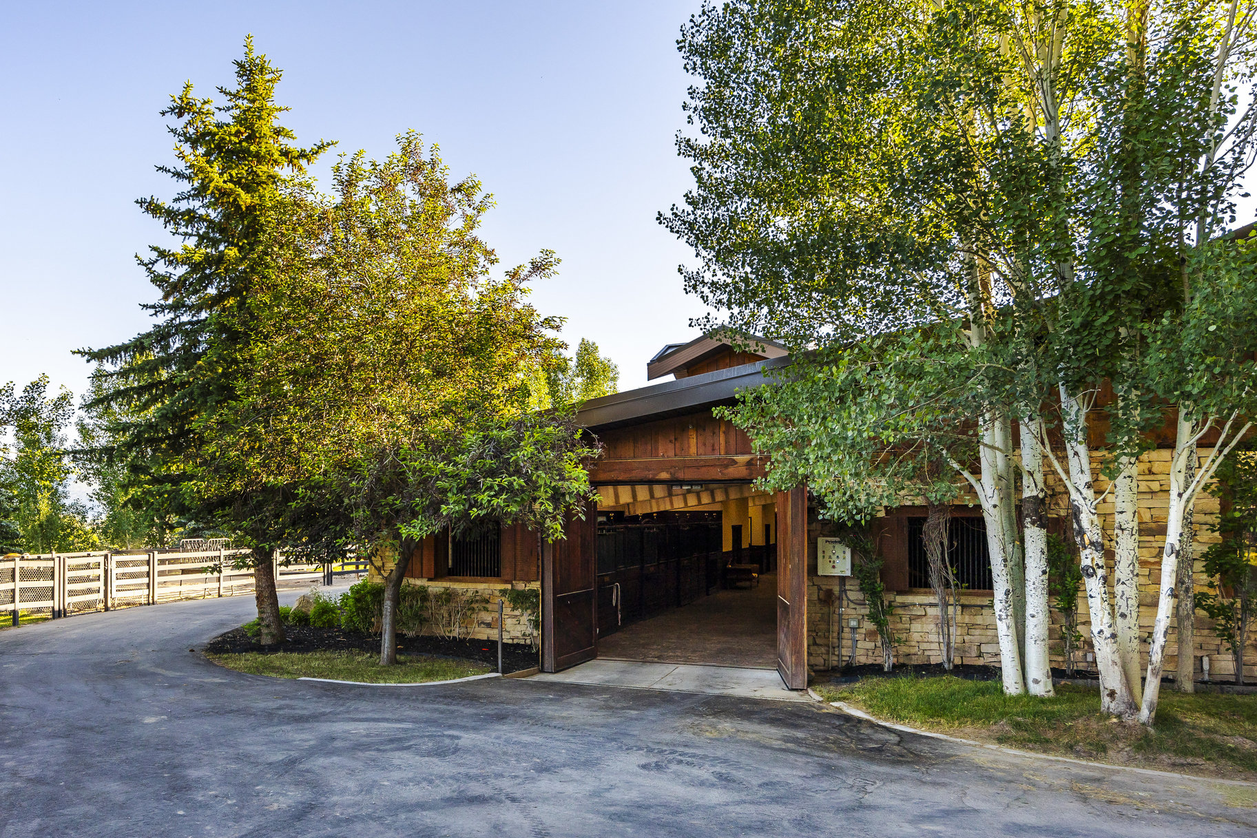  A RARE MODERN MOUNTAIN ESTATE WITH AN EXTRAORDINARY EQUESTRIAN FACILITY - 物件實景
