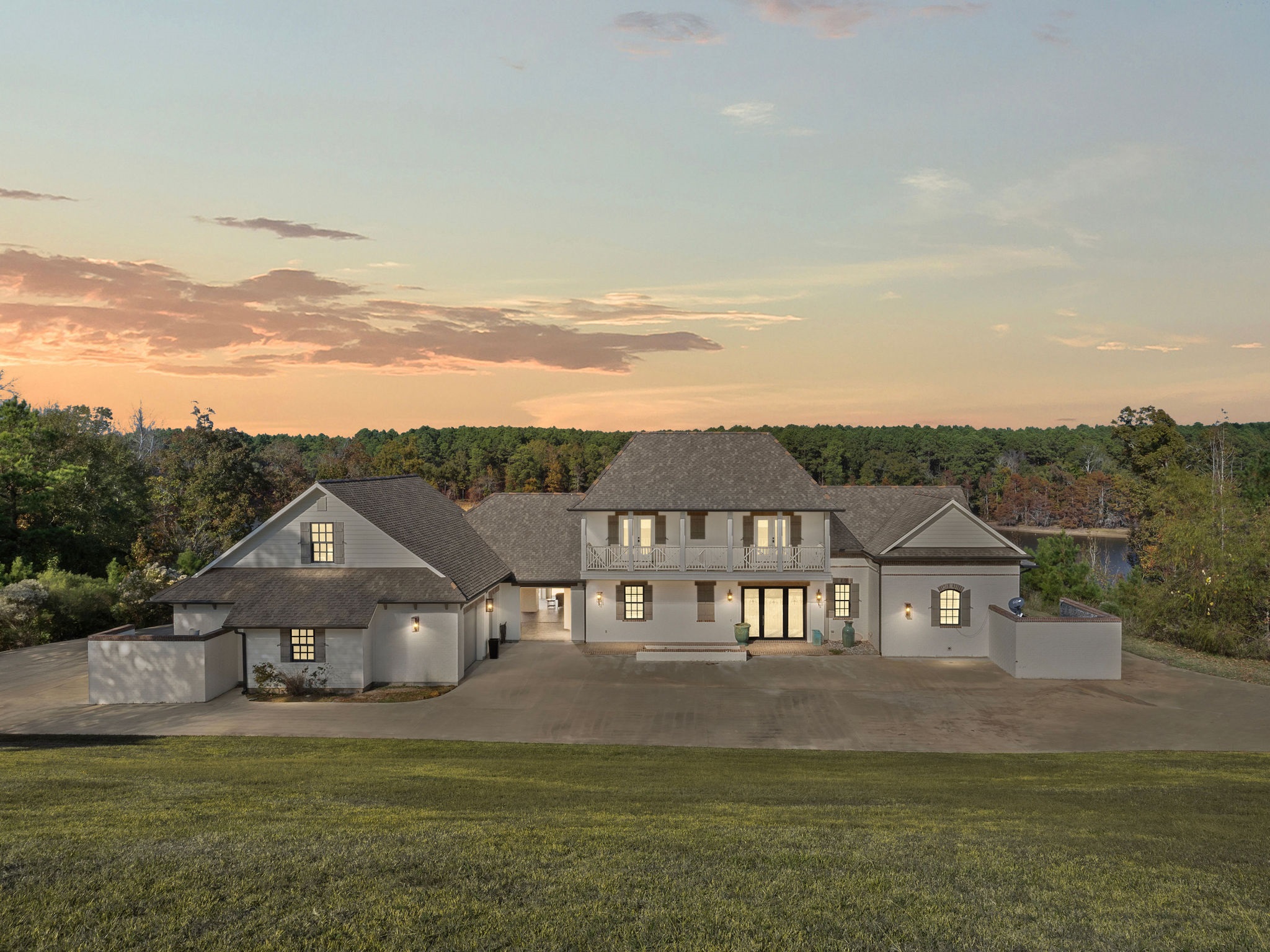 Many, Louisiana, 71449, United States, 3 Bedrooms Bedrooms, ,4 BathroomsBathrooms,Residential,For Sale,1998076