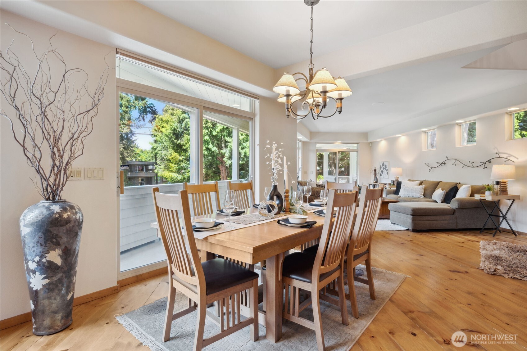 Kirkland, Washington, 98033, United States, 4 Bedrooms Bedrooms, ,2 BathroomsBathrooms,Residential,For Sale,1804621