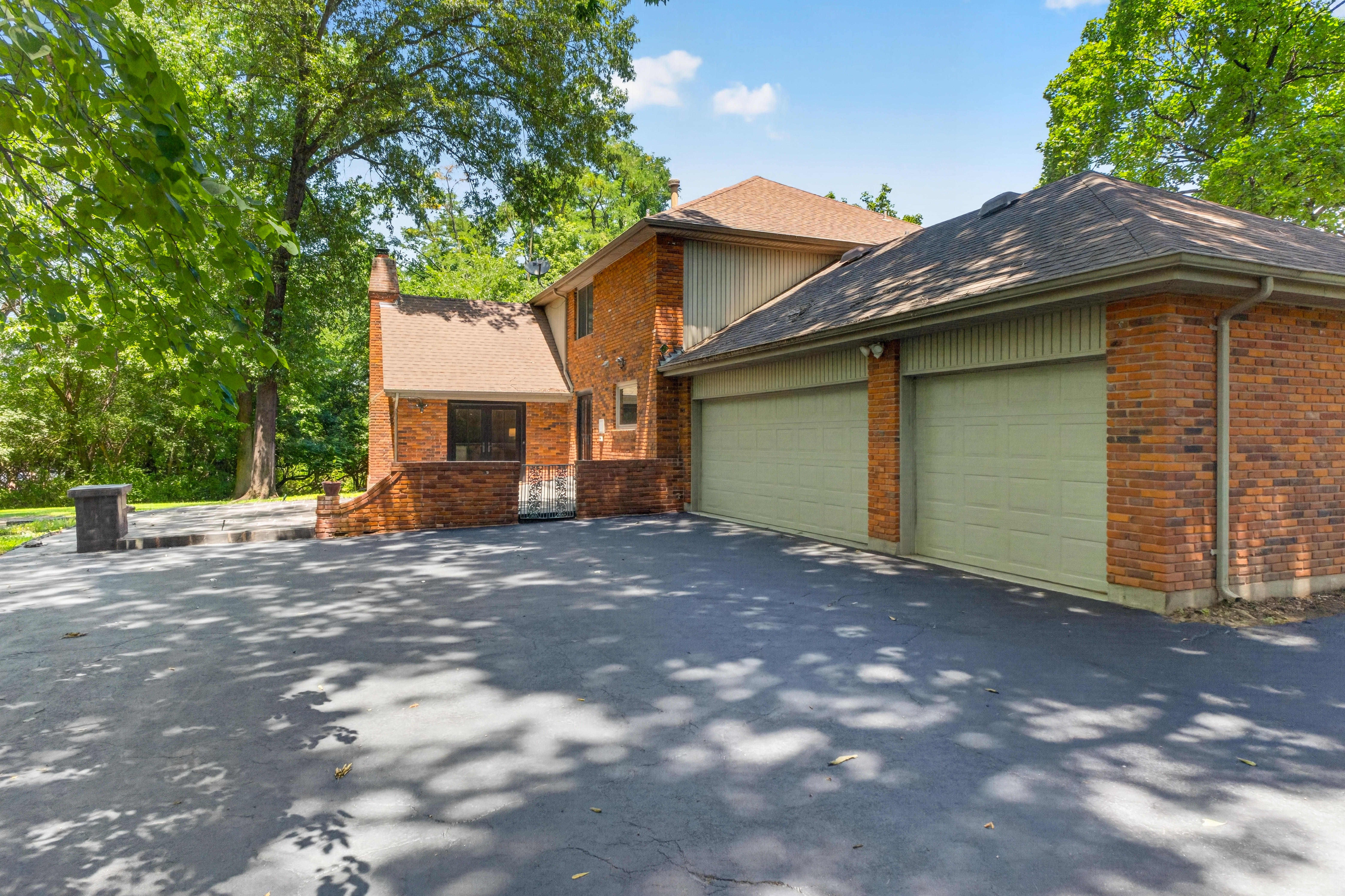  Elegant Brick Retreat on 1.5+ Acres with Modern Luxuries and Tranquil Living - 物件實景