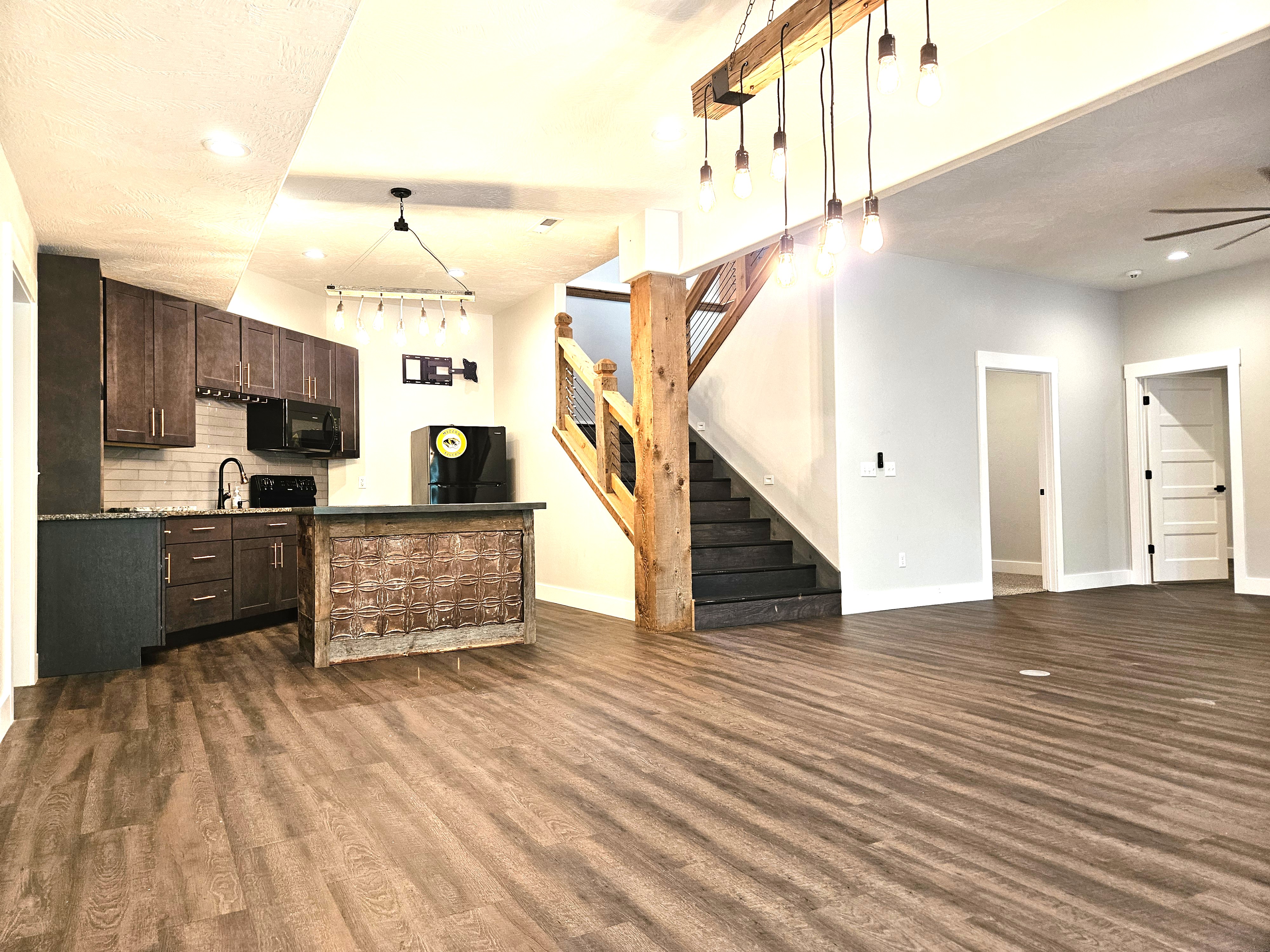 SPRINGFIELD, Missouri, 65804, United States, 4 Bedrooms Bedrooms, ,4 BathroomsBathrooms,Residential,For Sale,1996433