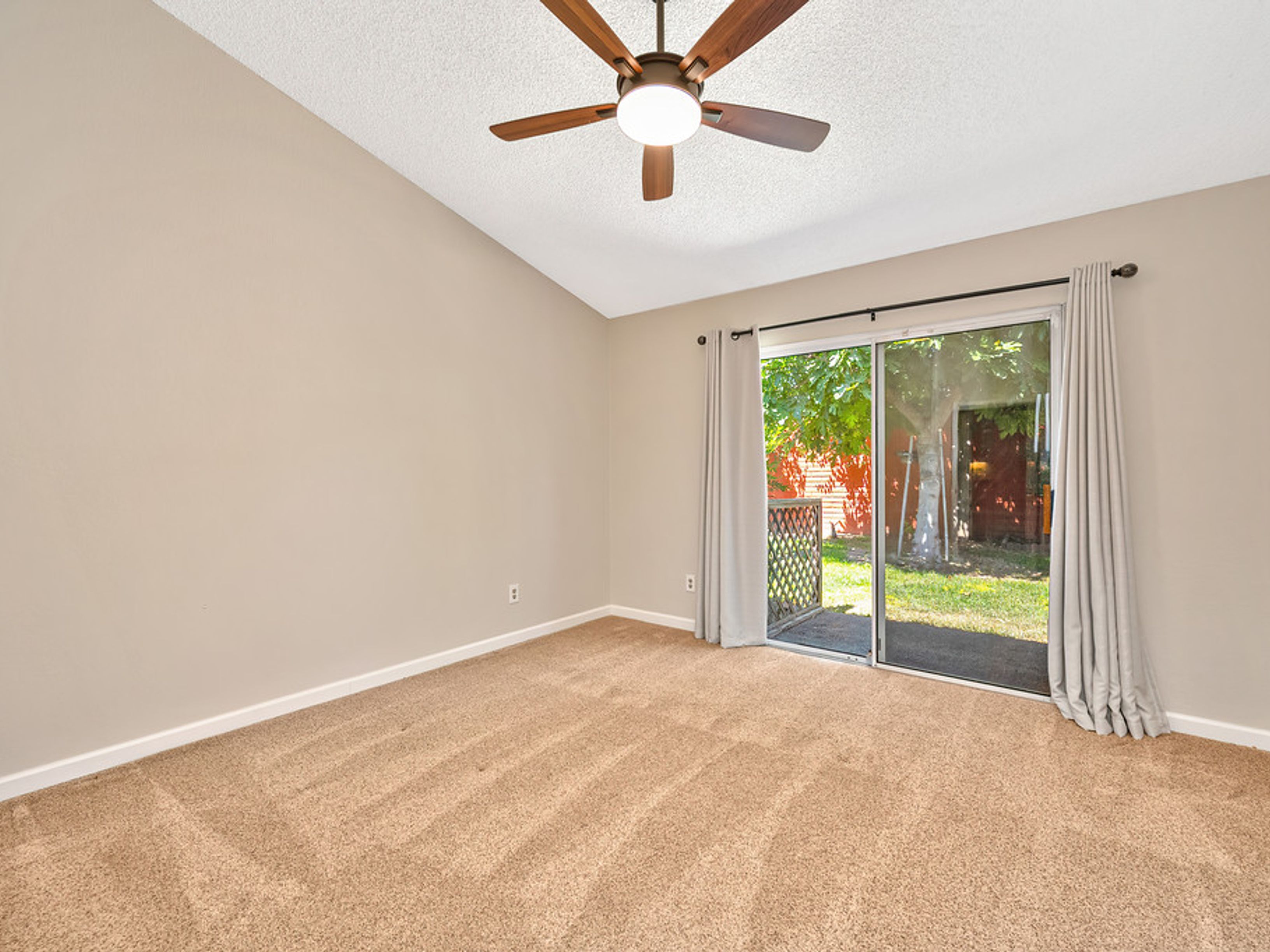  2712 Stoughton Way, Sacramento, CA 95827 - 物件實景
