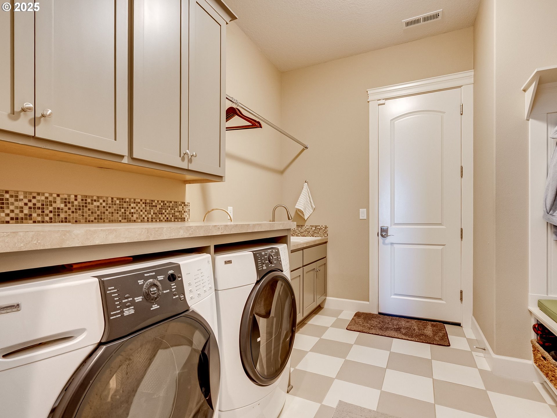 Camas, Washington, 98607, United States, 4 Bedrooms Bedrooms, ,4 BathroomsBathrooms,Residential,For Sale,1837828