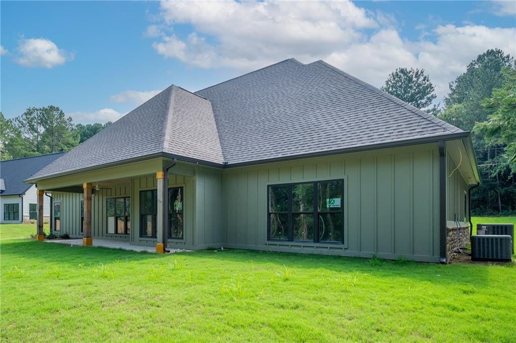 Calhoun, Georgia, 30701, United States, 4 Bedrooms Bedrooms, ,4 BathroomsBathrooms,Residential,For Sale,1980767