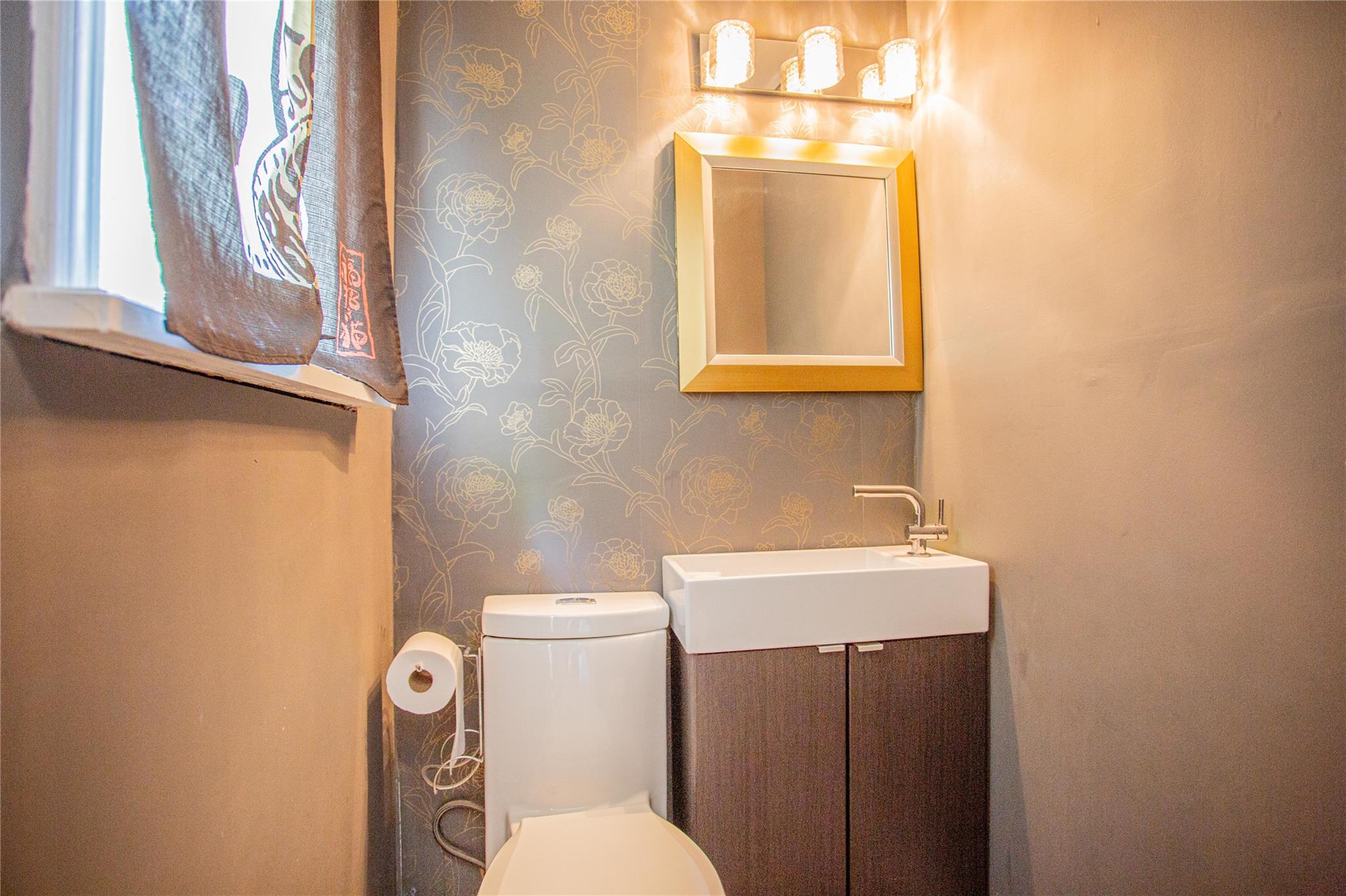 Huntington, New York, 11743, United States, 2 Bedrooms Bedrooms, ,2 BathroomsBathrooms,Residential,For Sale,1847345