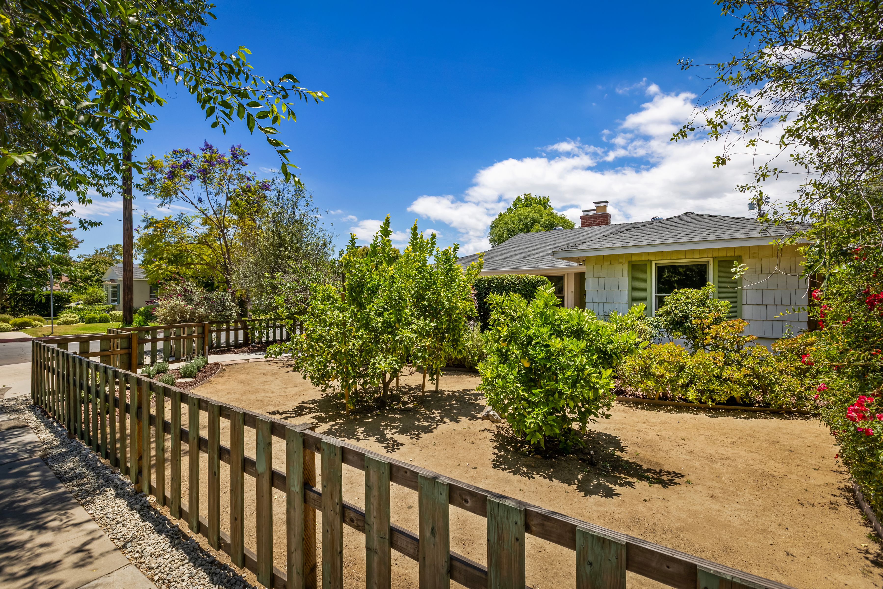  5005 Varna Avenue - 物件實景