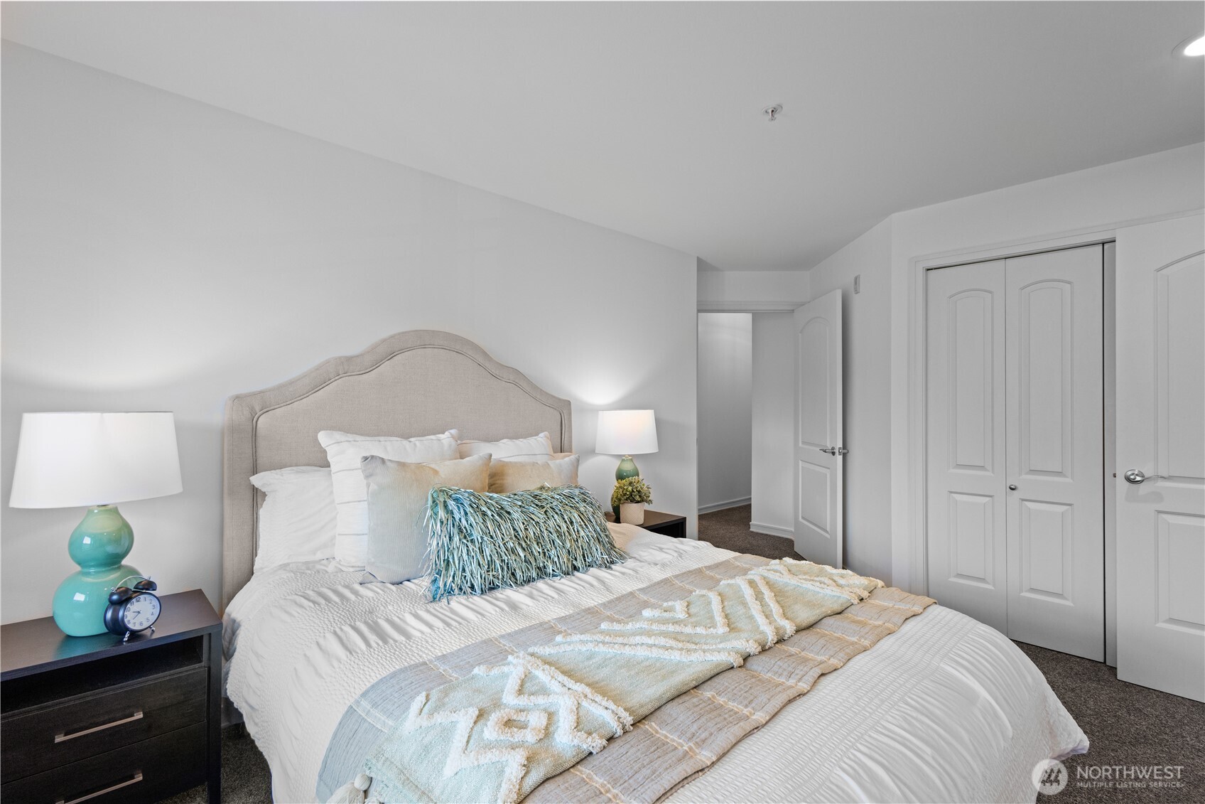 Seattle, Washington, 98199, United States, 2 Bedrooms Bedrooms, ,1 BathroomBathrooms,Residential,For Sale,1997029