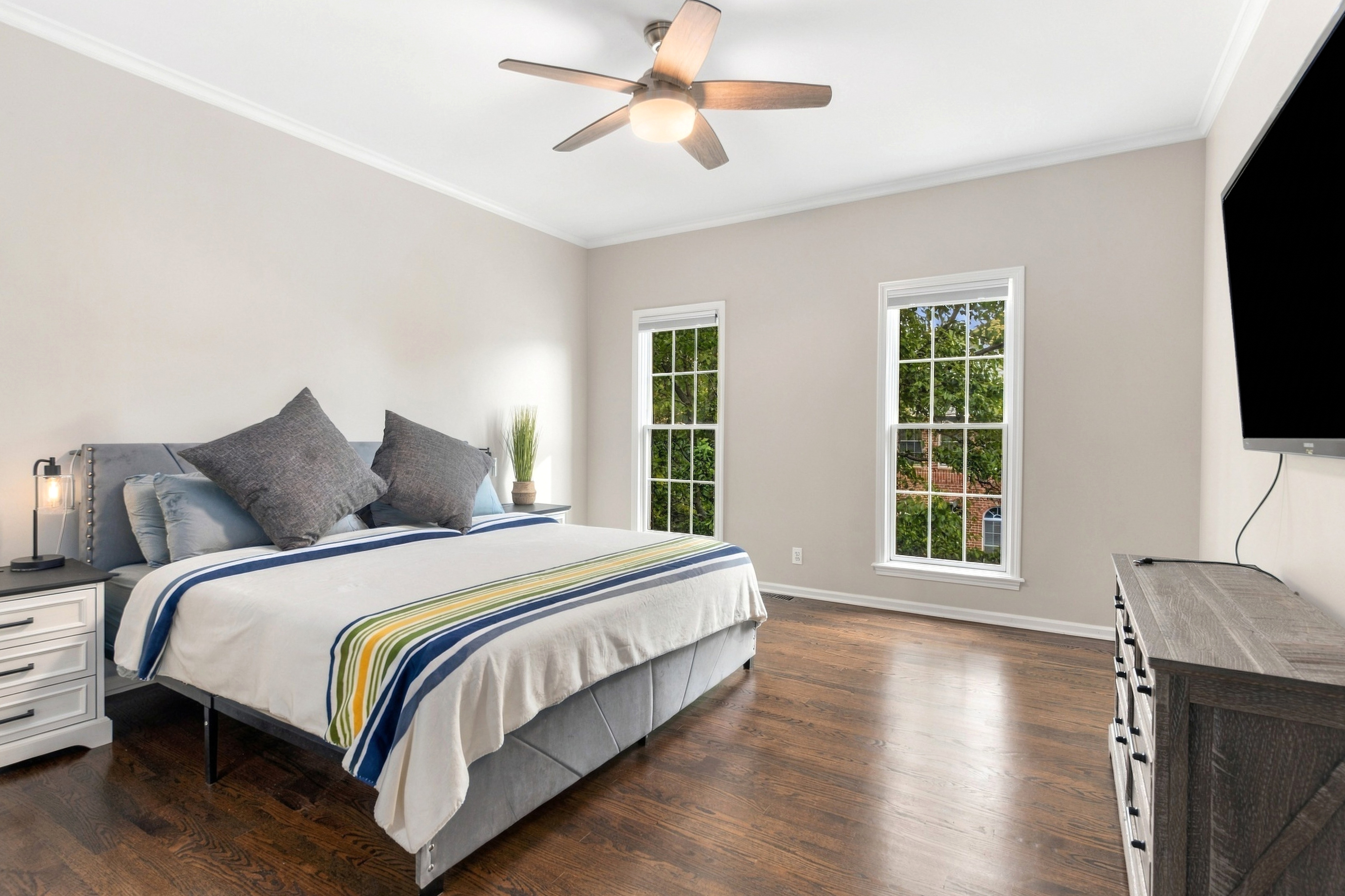  Highly Desirable Naperville Station End Unit - 物件實景