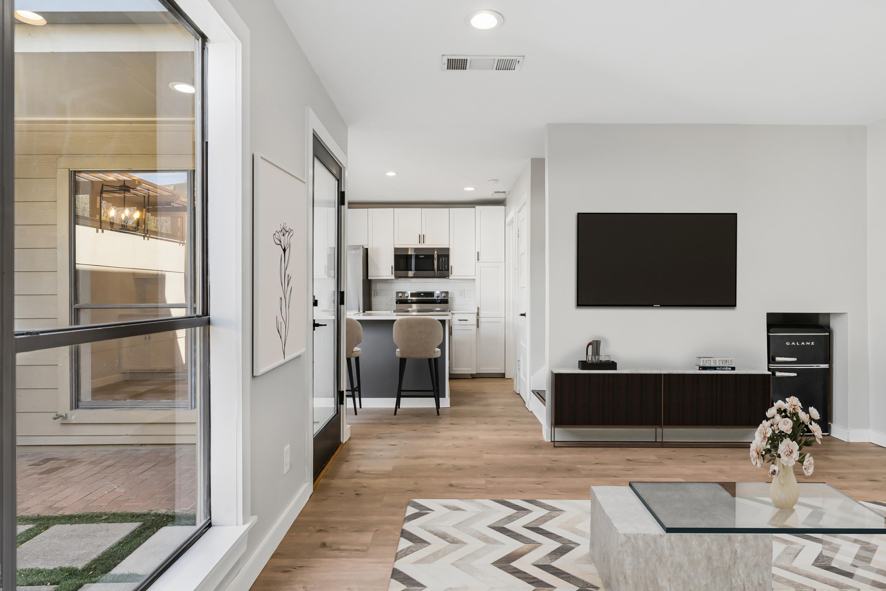  Katy Trail Condo Fully Remodeled with Private Turf Patio - 物件實景