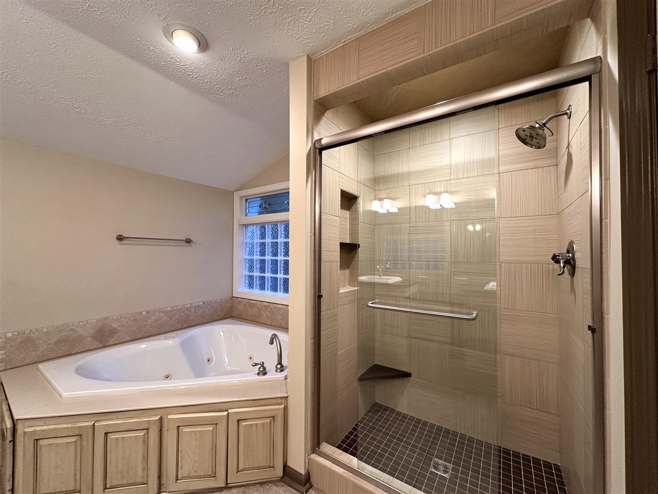 Bowling Green, Kentucky, 42103, United States, 4 Bedrooms Bedrooms, ,5 BathroomsBathrooms,Residential,For Sale,1991633