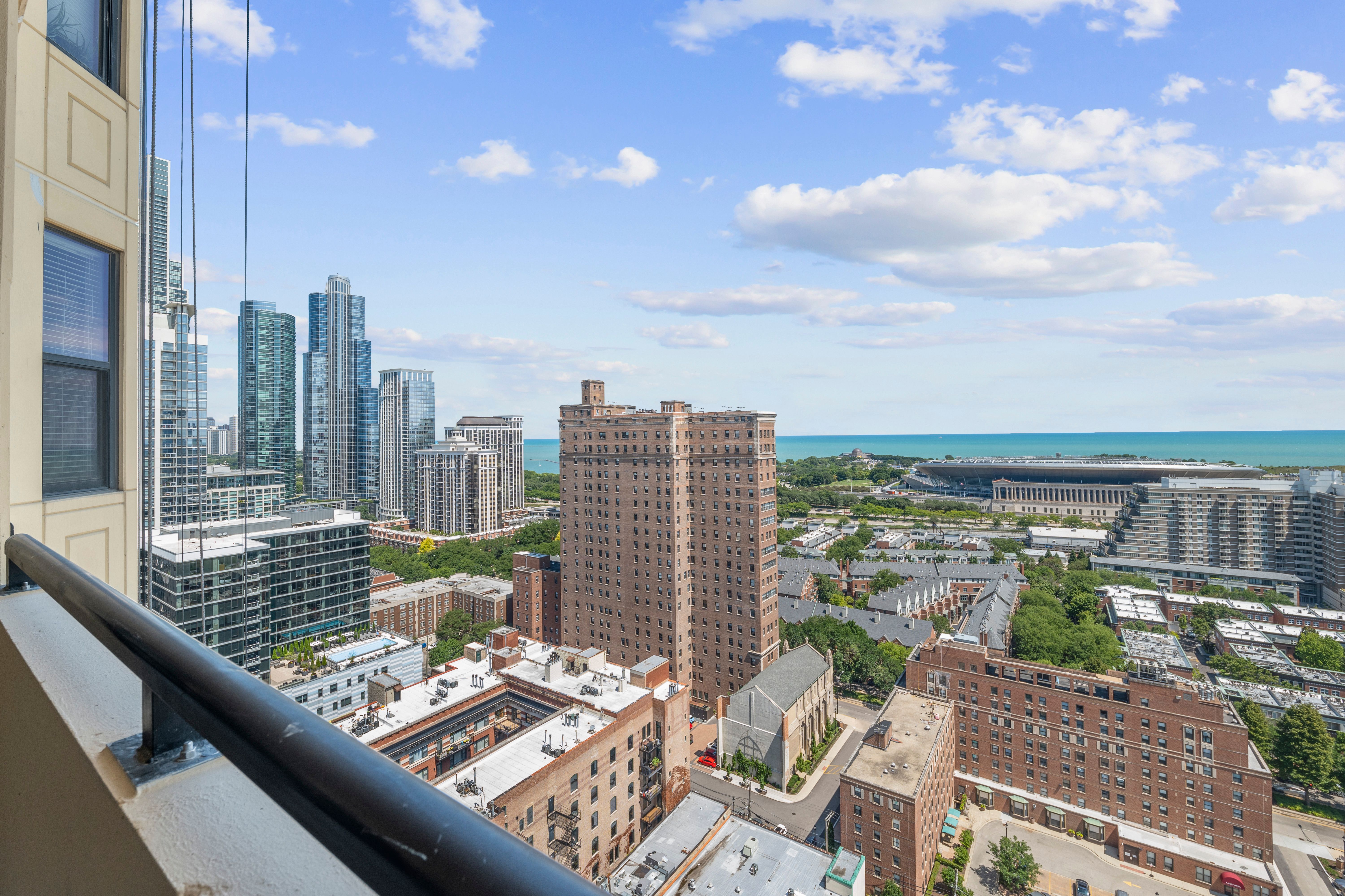  Breathtaking East-facing Views of Lake Michigan and Soldier Field - 物件實景