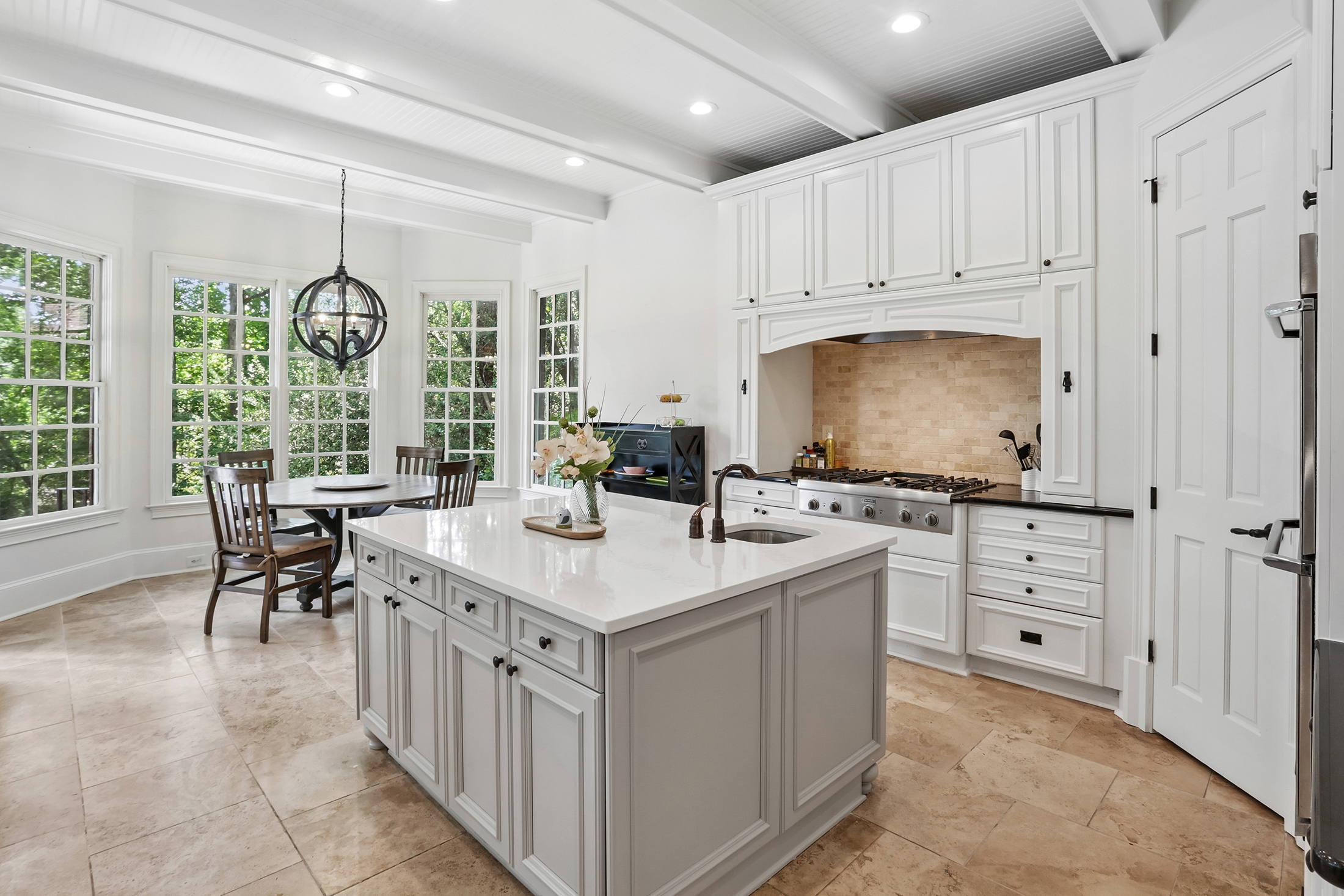  Stunning Brick Traditional in Sought-after Pine Hills - 物件實景