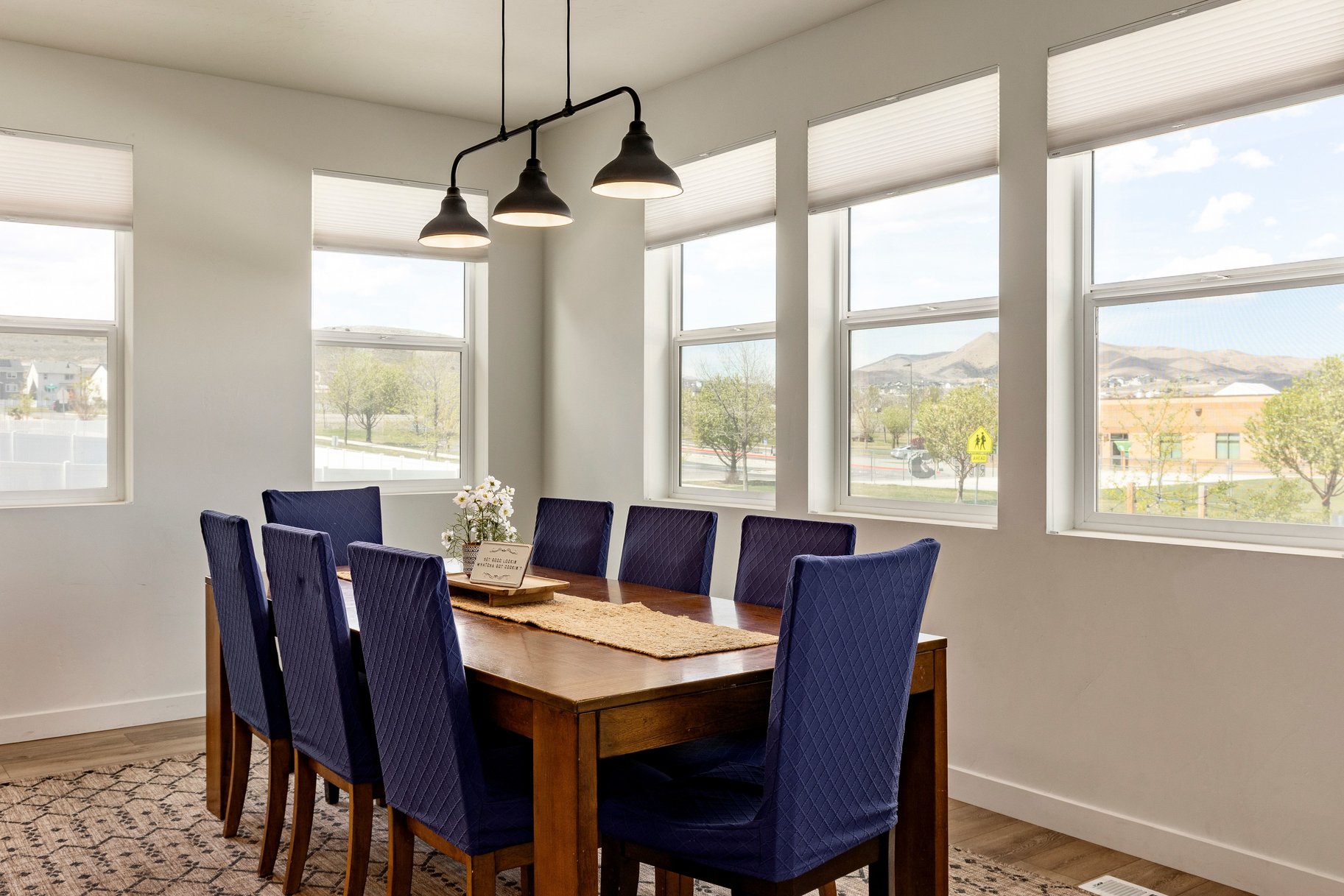  Spacious rambler with ADU. Open design and backyard made for living. - 物件實景