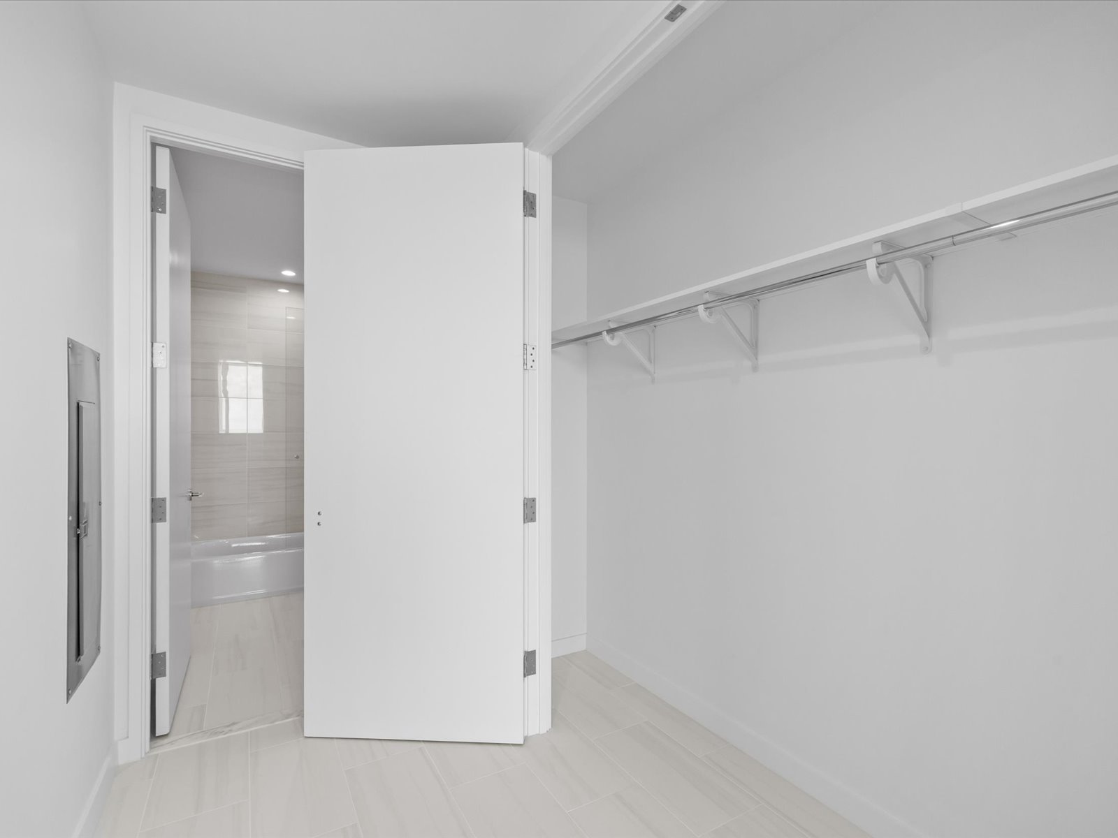 ST Petersburg, Florida, 33701, United States, 2 Bedrooms Bedrooms, ,3 BathroomsBathrooms,Residential,For Sale,2049072